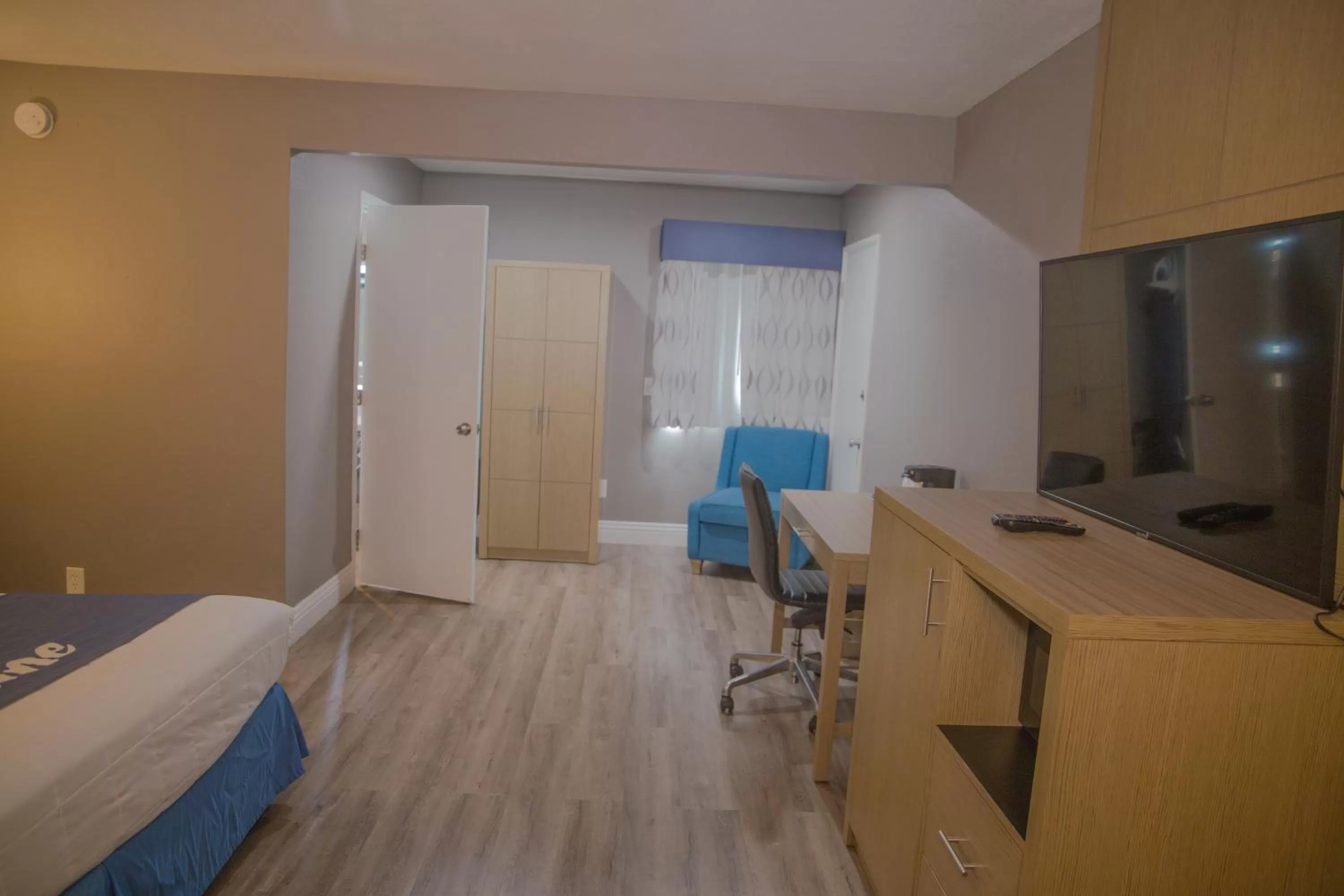 Bed in Days Inn by Wyndham Redwood City