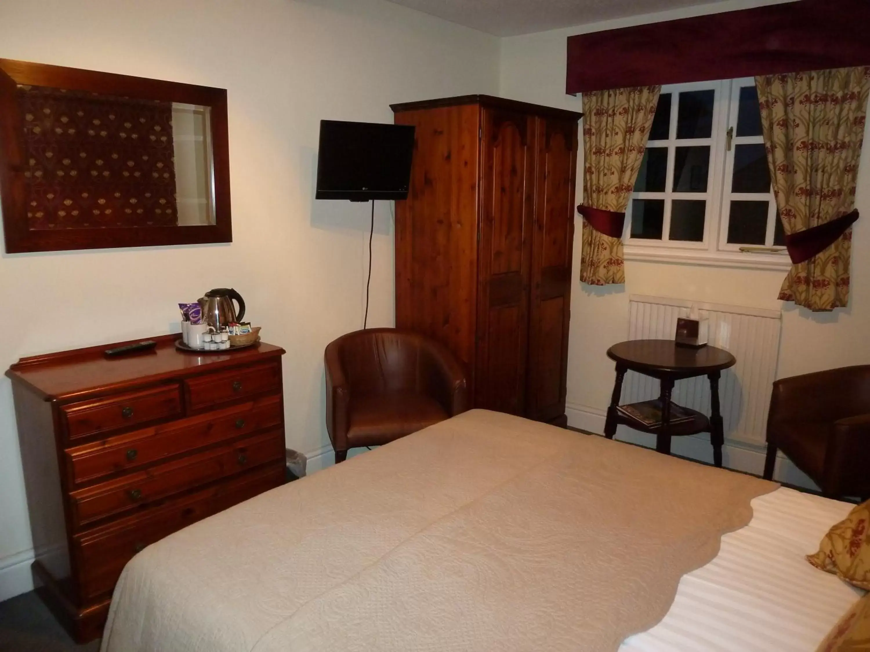 Bedroom, Bed in Blacksmiths Arms Inn