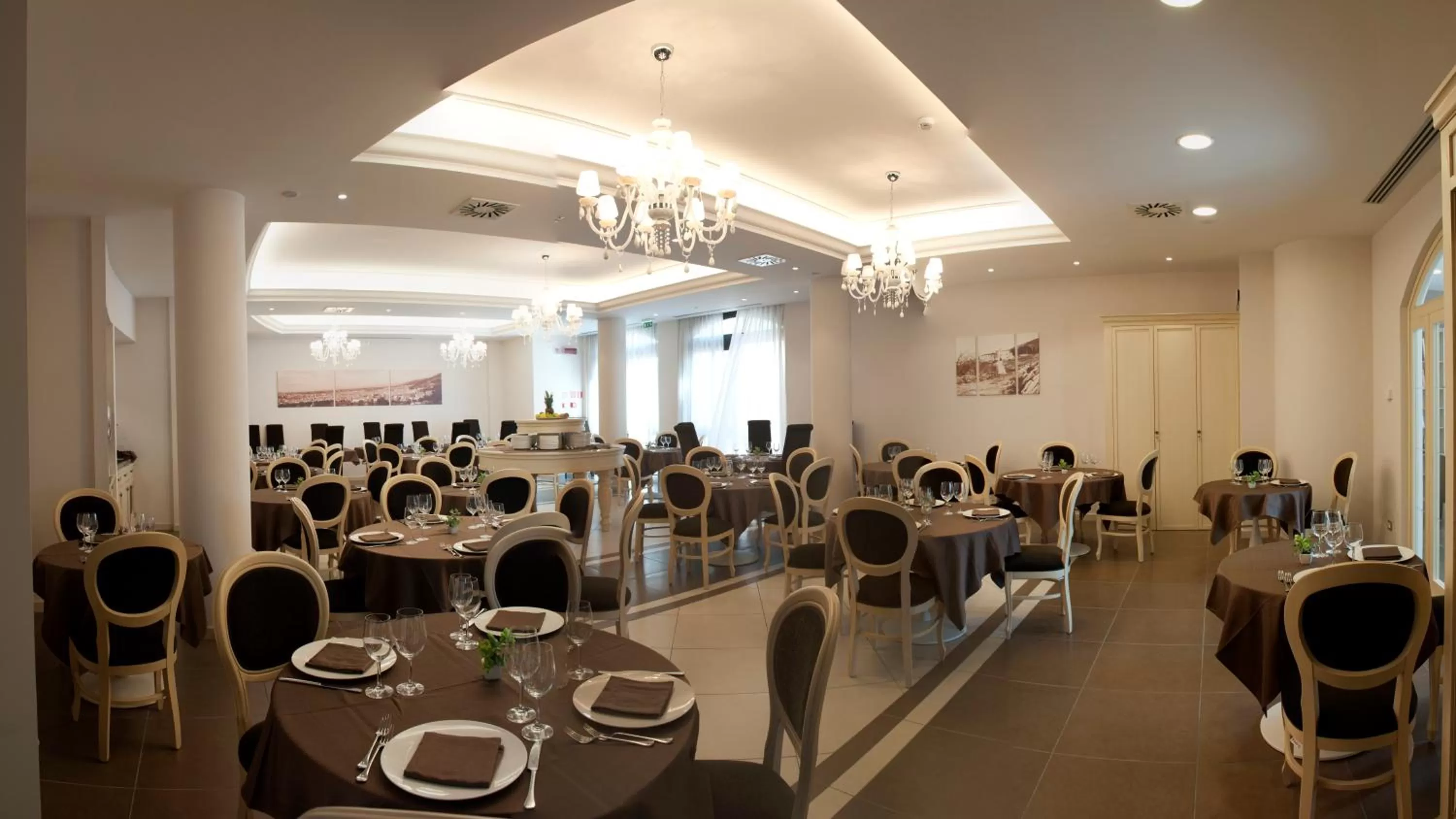 Restaurant/places to eat in Hotel Fini