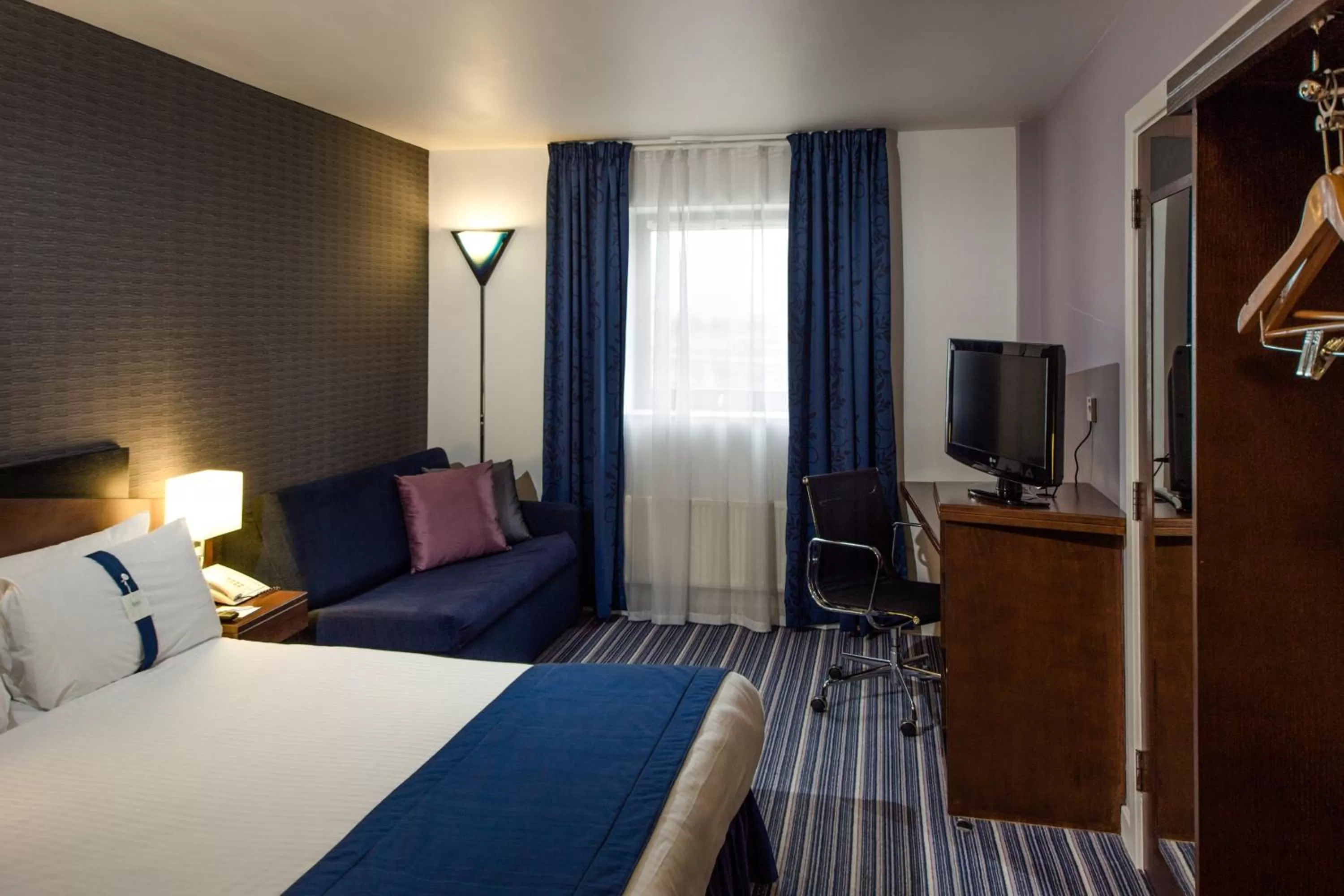 Photo of the whole room, Bed in Holiday Inn Express Royal Docks by IHG