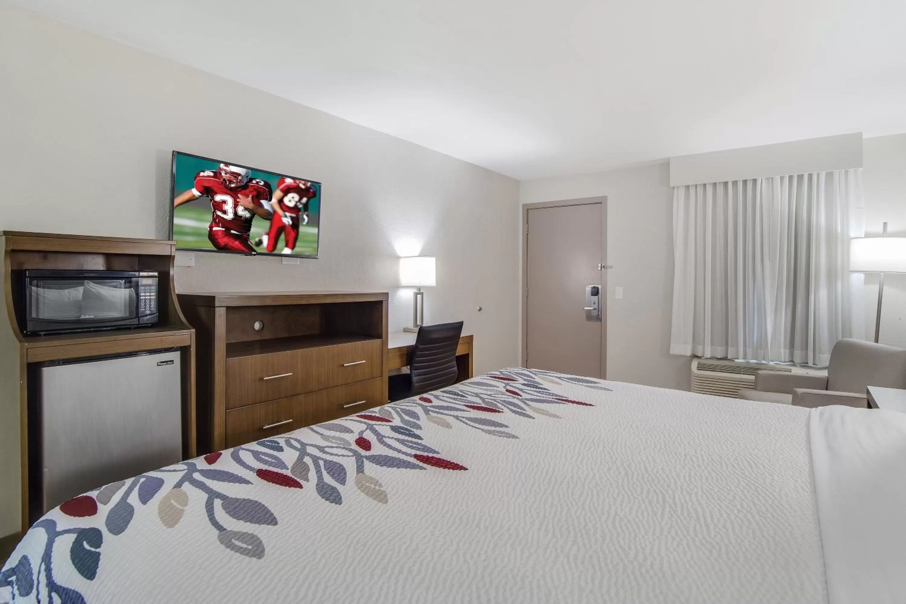 Bedroom, Bed in Red Roof Inn St George, SC