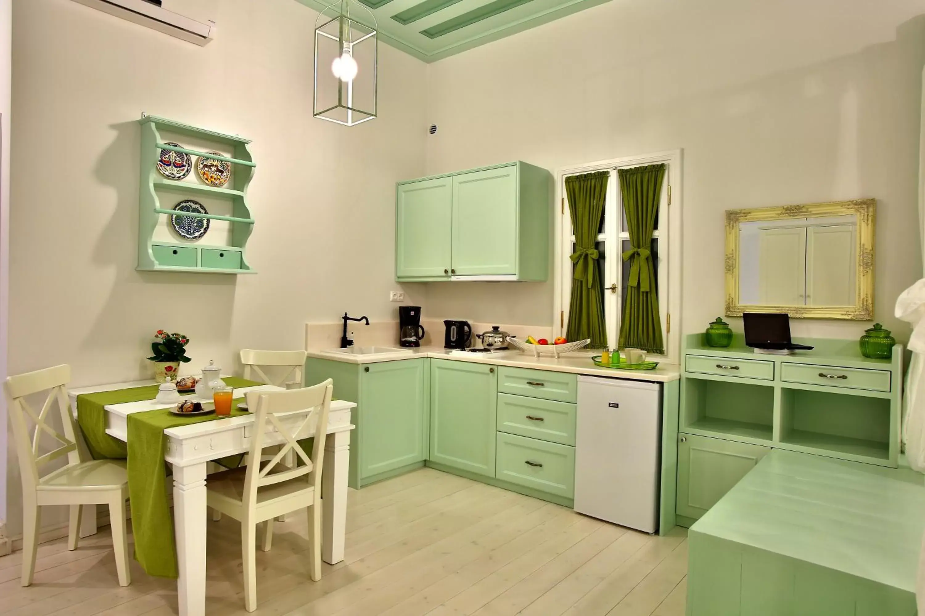 Dining area, Kitchen/Kitchenette in Efchi 1904