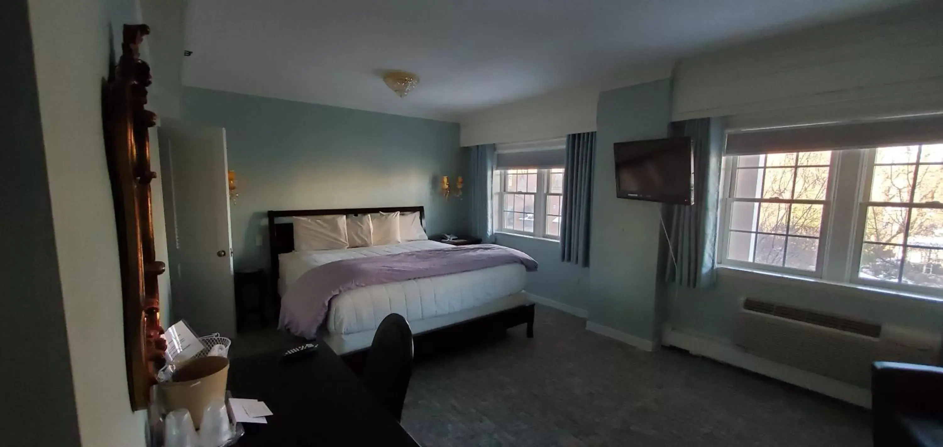 Photo of the whole room, Bed in Lowell Inn