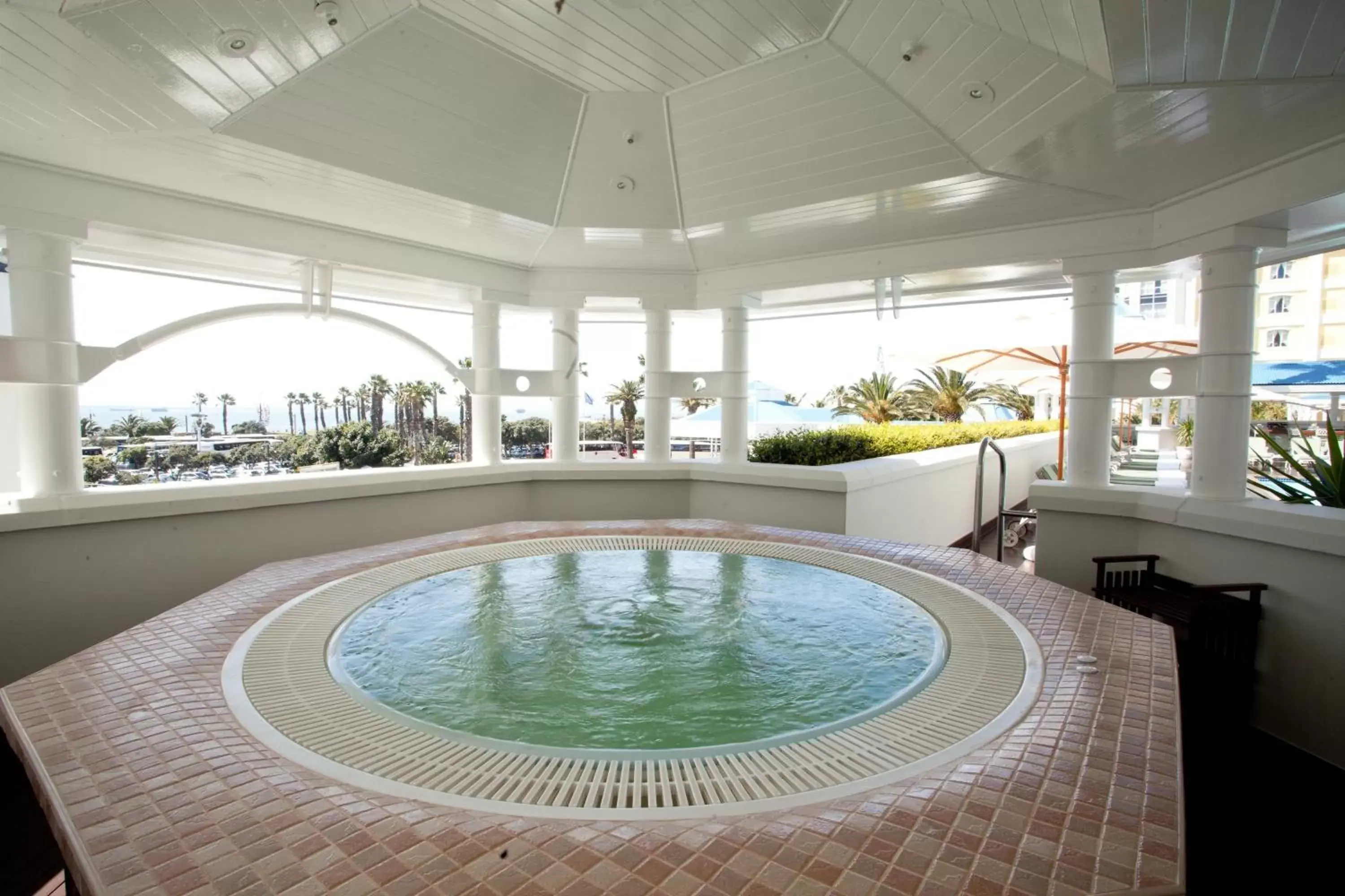 Hot Tub, Swimming Pool in The Table Bay Hotel