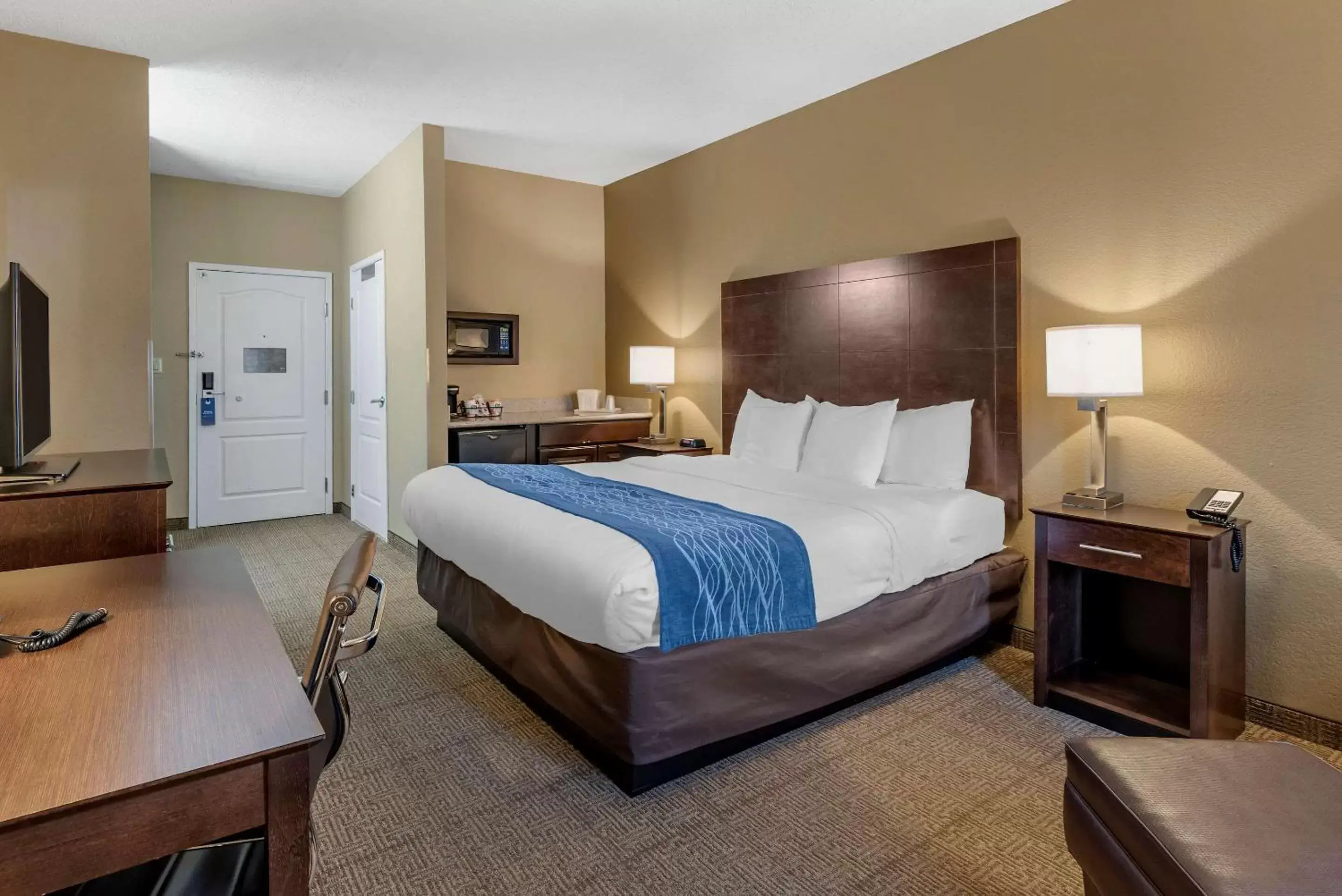 Photo of the whole room, Bed in Comfort Inn & Suites Bryant - Benton