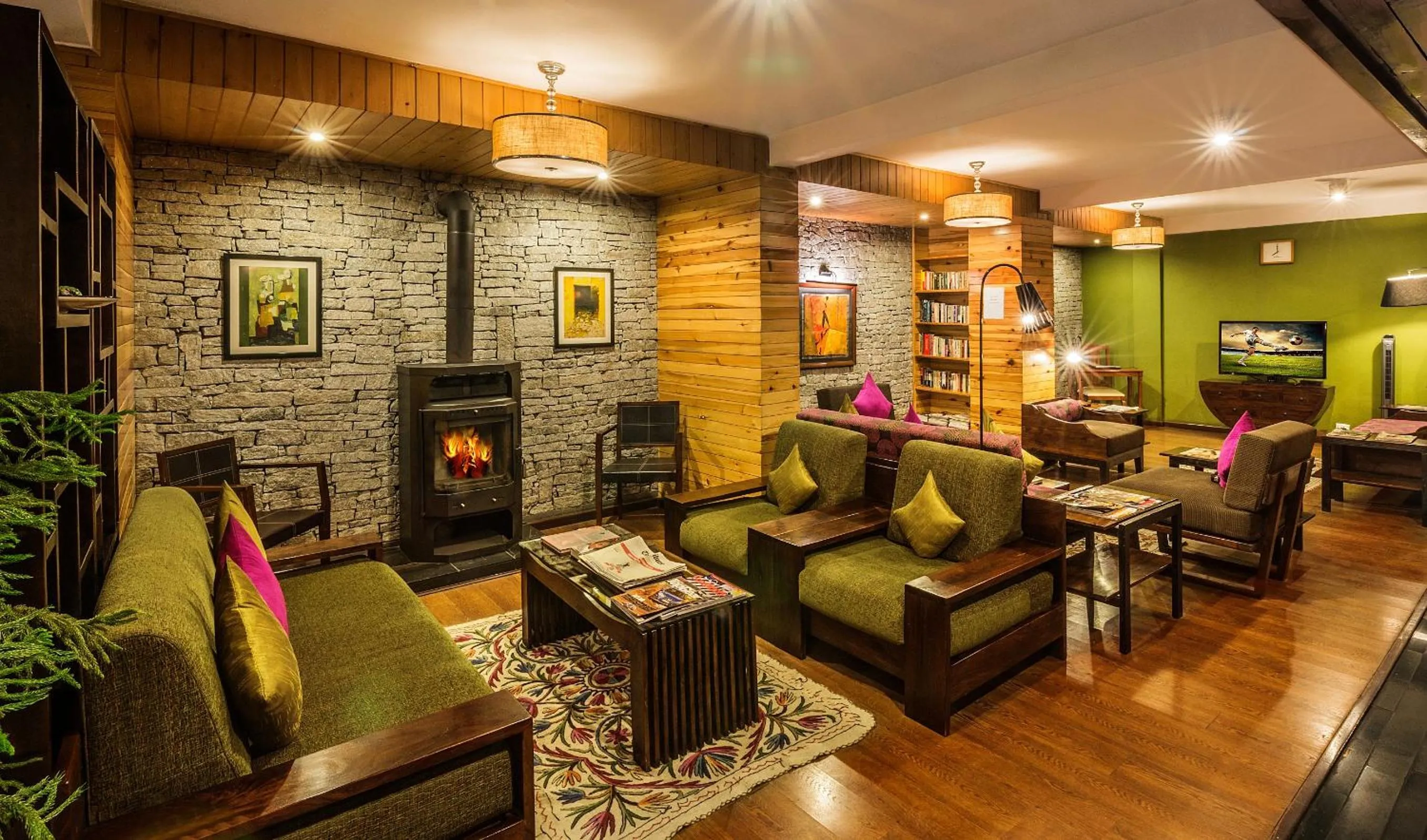 Library in Honeymoon Inn Manali