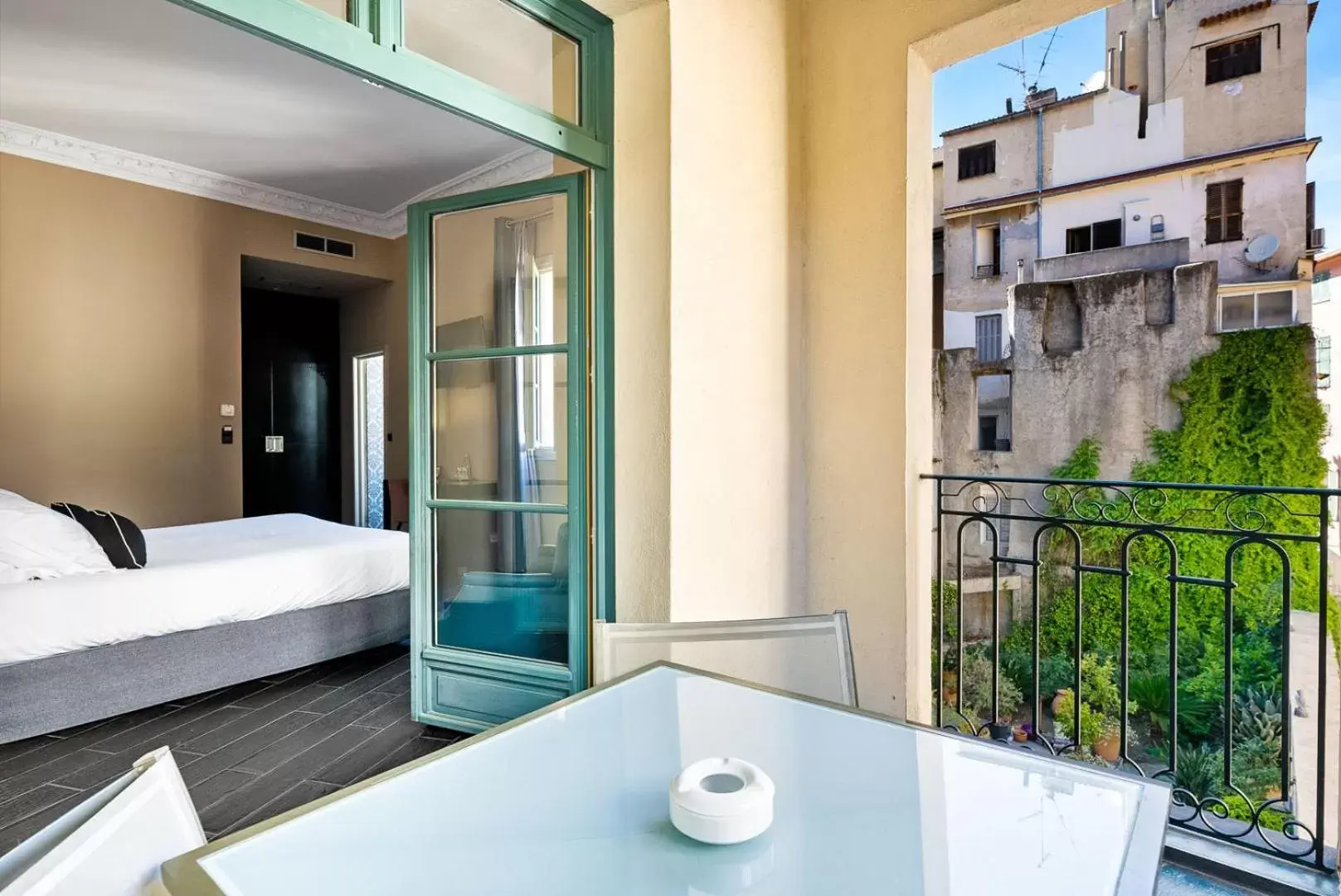 Patio, Bed in Hotel POZZO DI BORGO Patio, Bed in Hotel POZZO DI BORGO