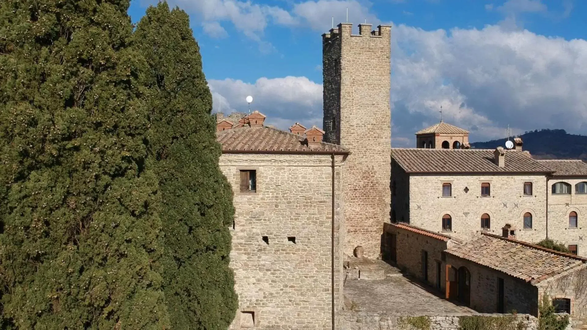 Property building in Castello Di Giomici