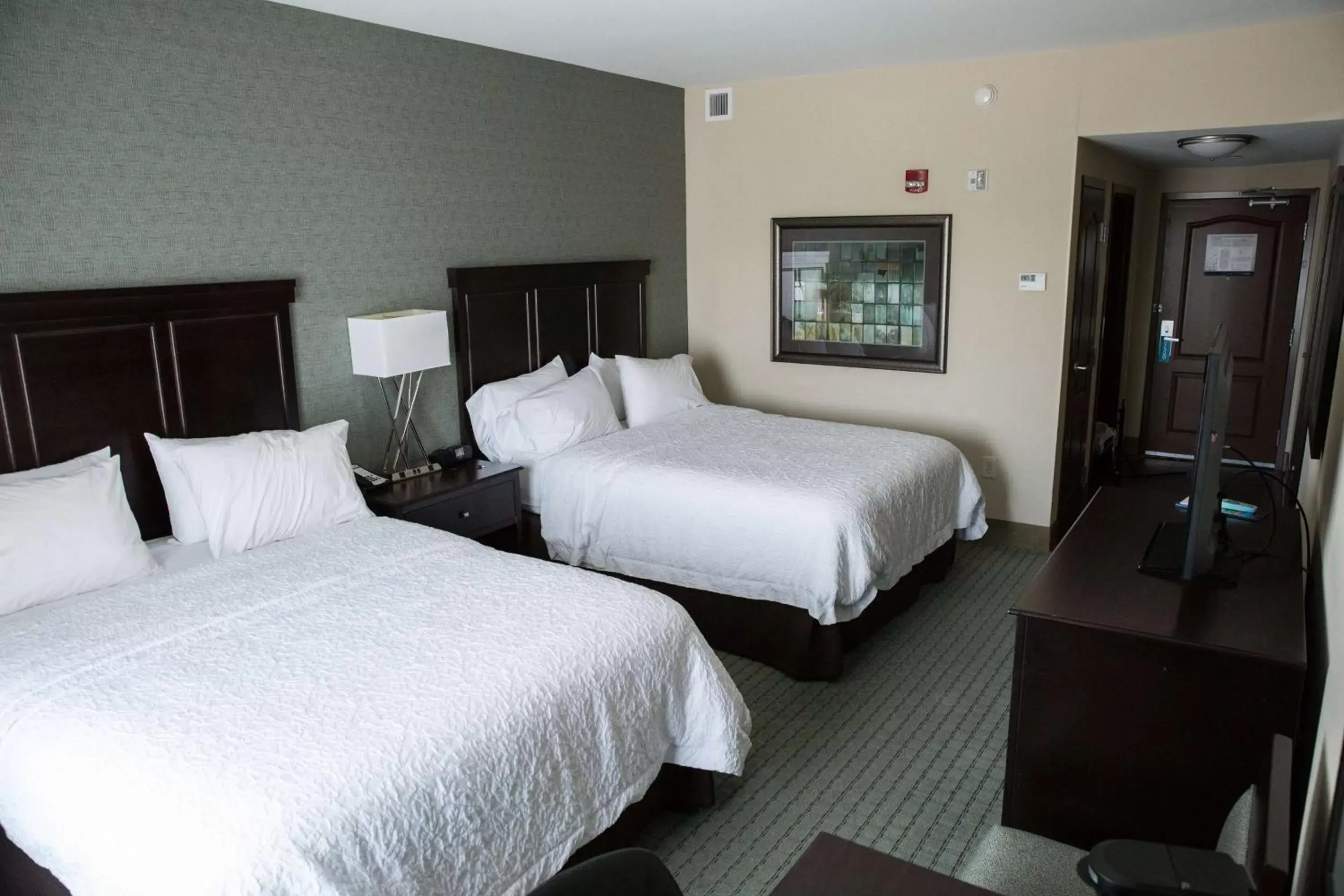 Bedroom, Bed in Hampton Inn & Suites Bismarck Northwest