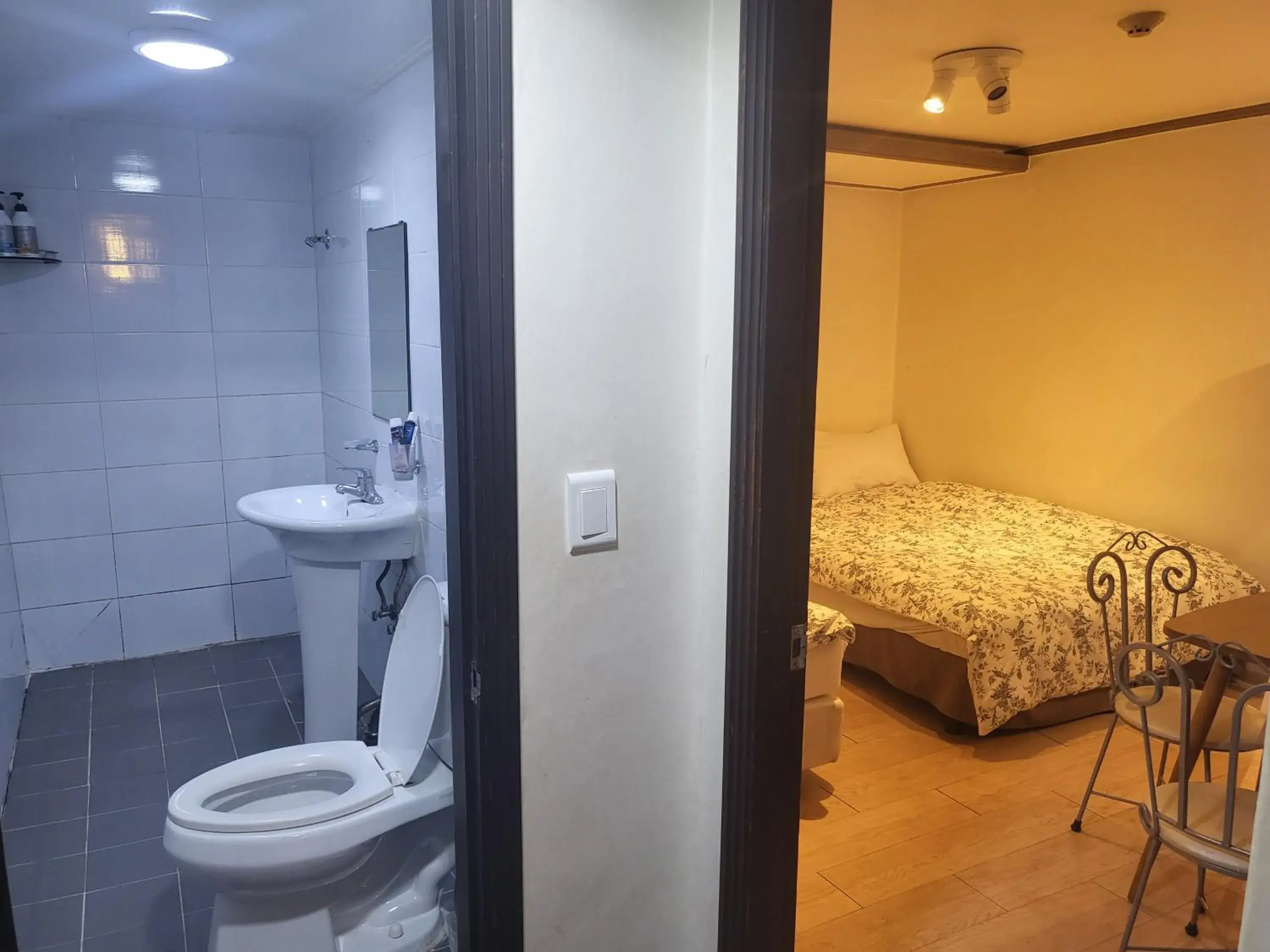 Photo of the whole room, Bathroom in G Mini Hotel Dongdaemun