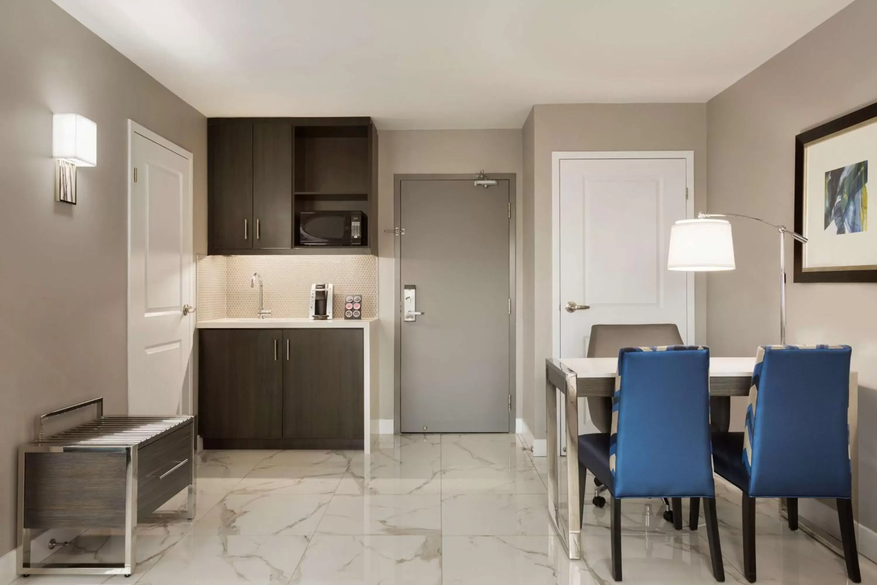 Living room, Kitchen/Kitchenette in Embassy Suites By Hilton Toronto Airport