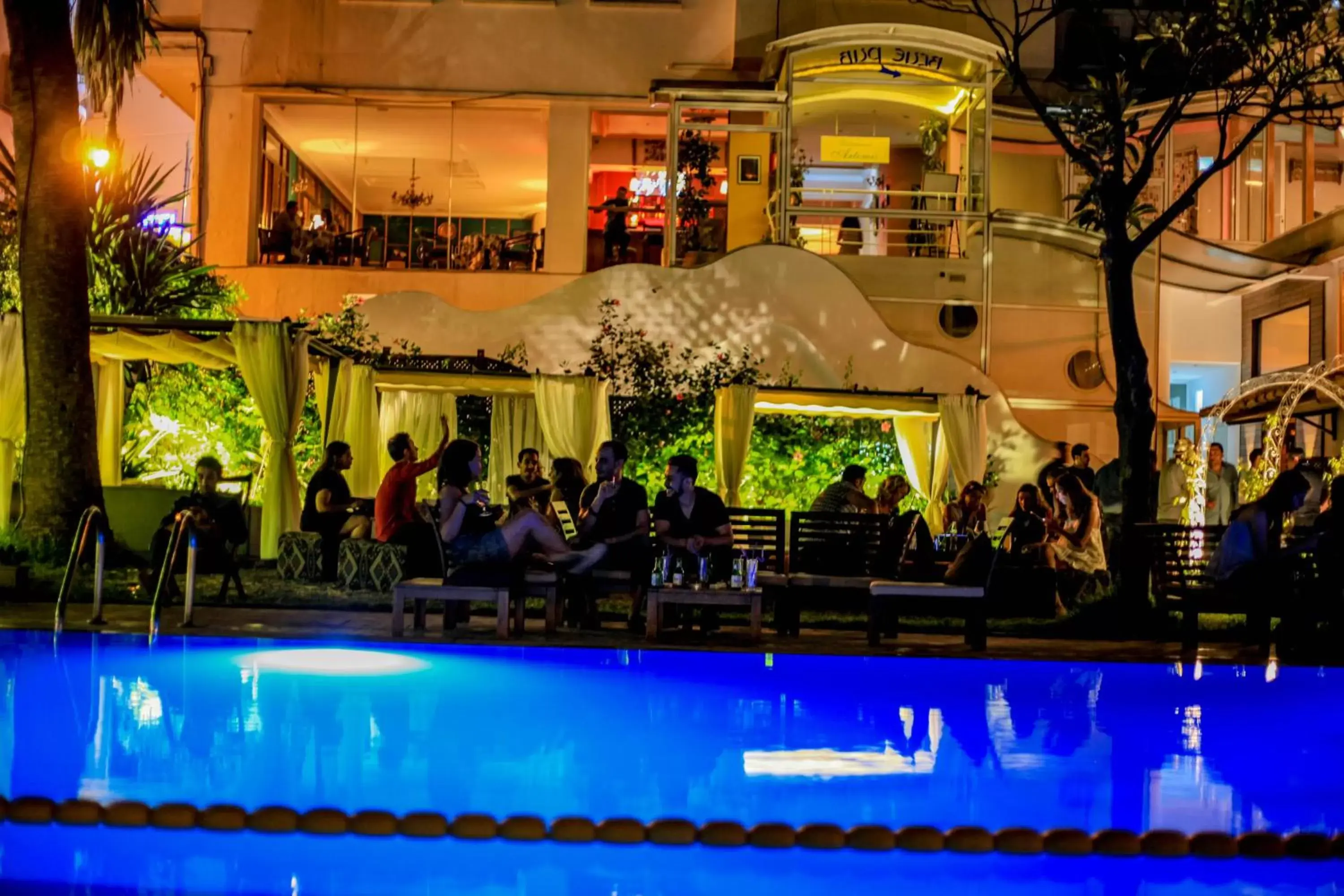 Nightclub / DJ, Swimming Pool in Hôtel Rembrandt