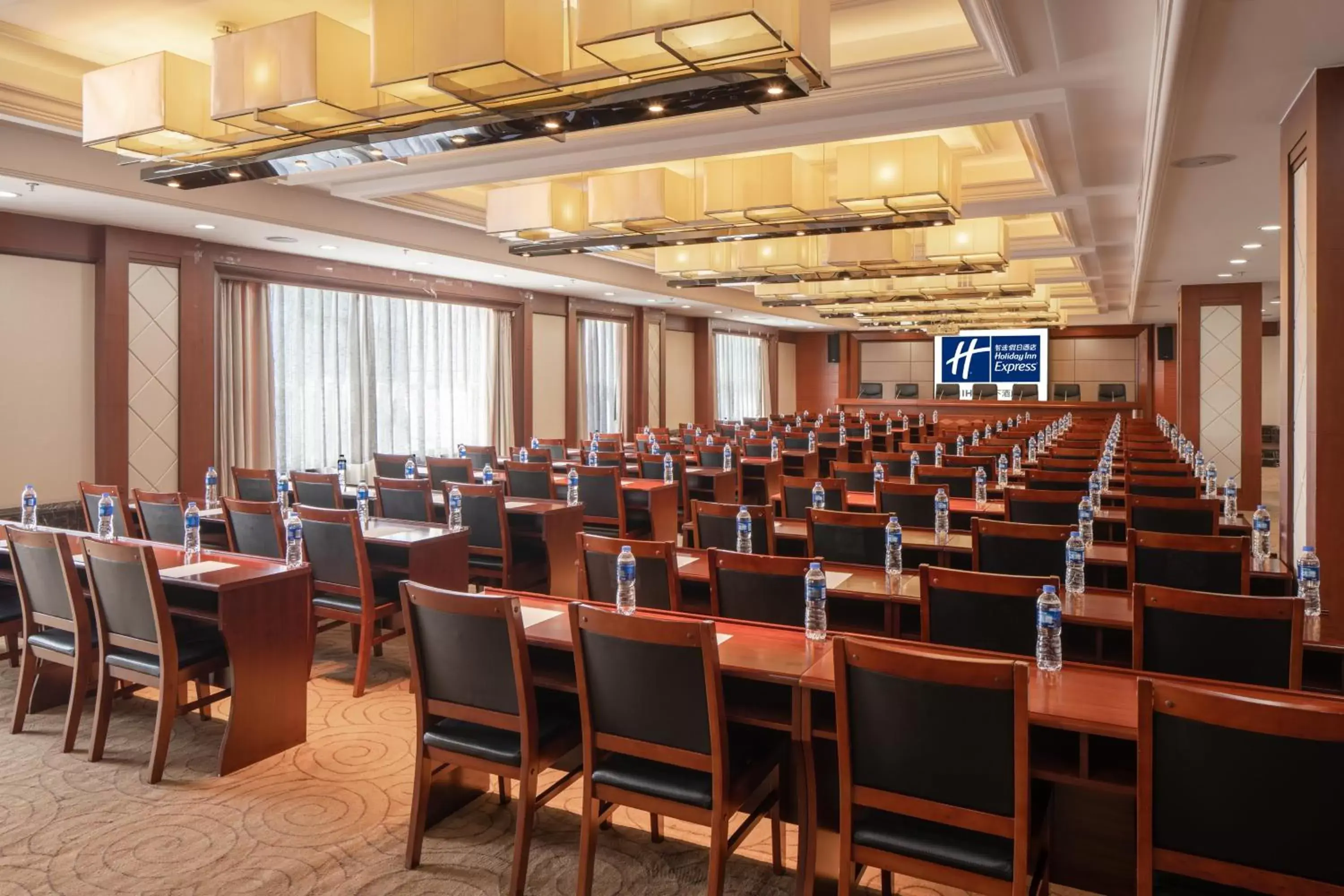 Meeting/conference room in Holiday Inn Express Luoyang City Center, an IHG Hotel