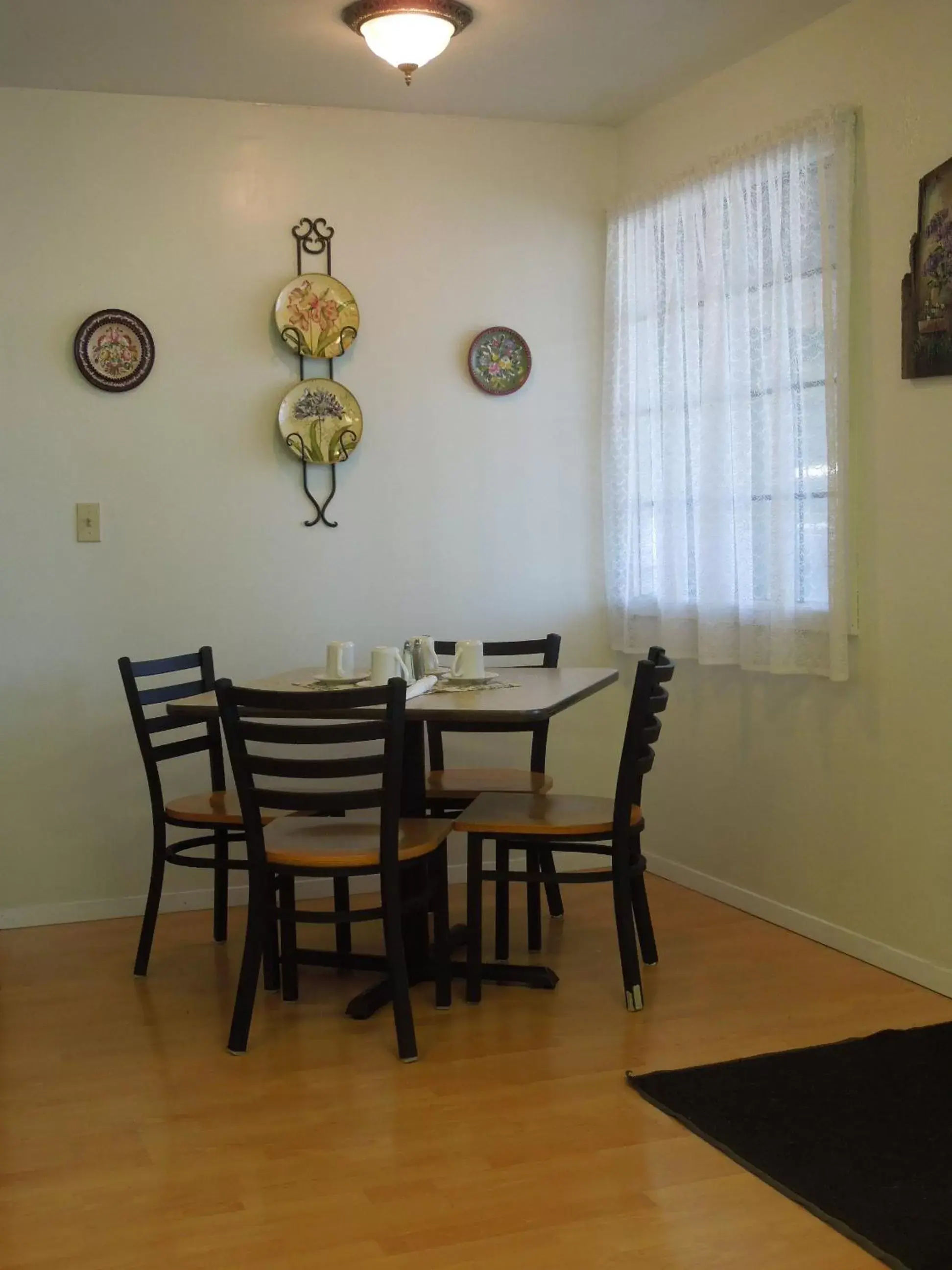 Dining Area in The Pines Motel