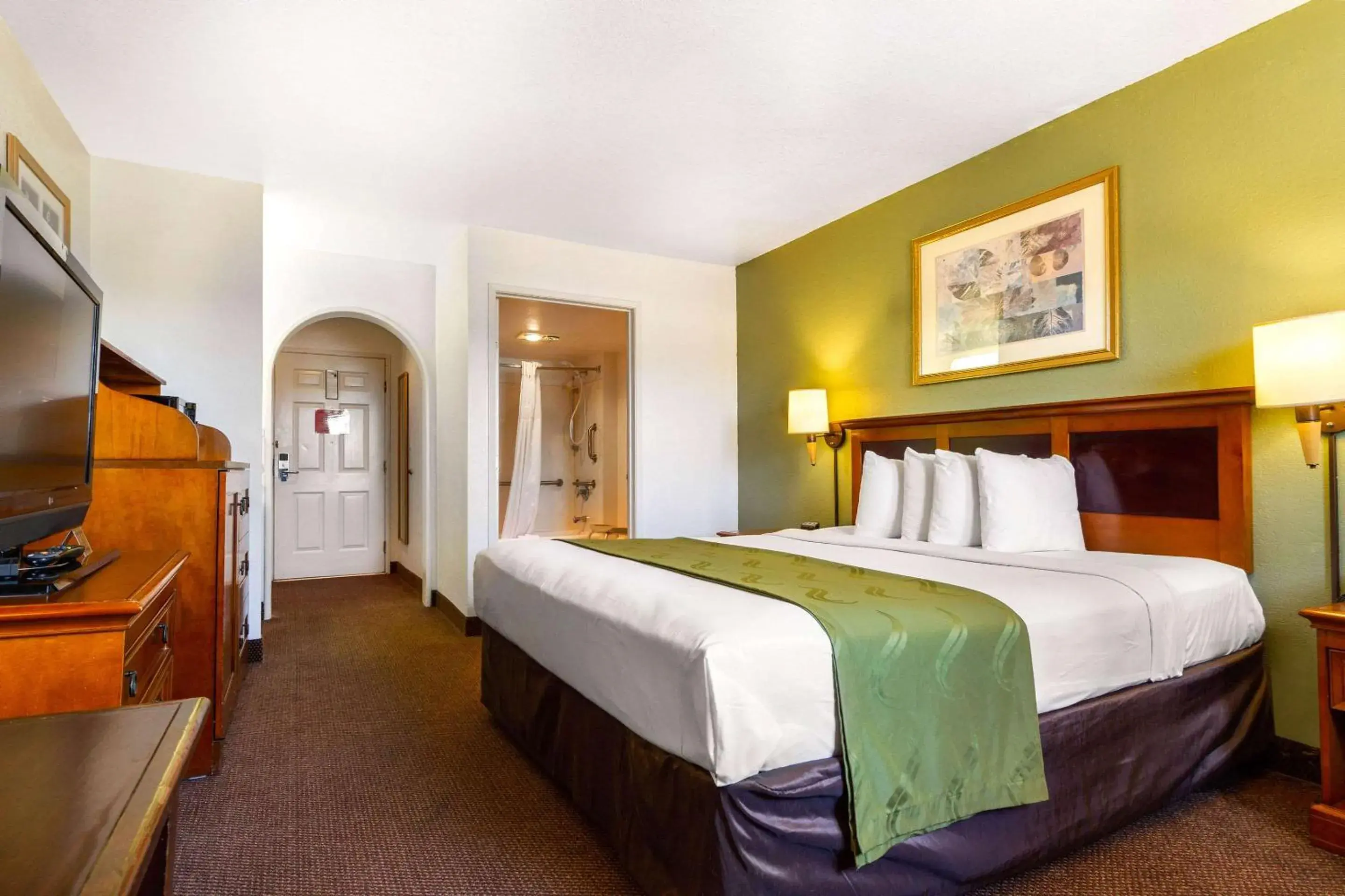 Photo of the whole room, Bed in Rodeway Inn Auburn – Foresthill