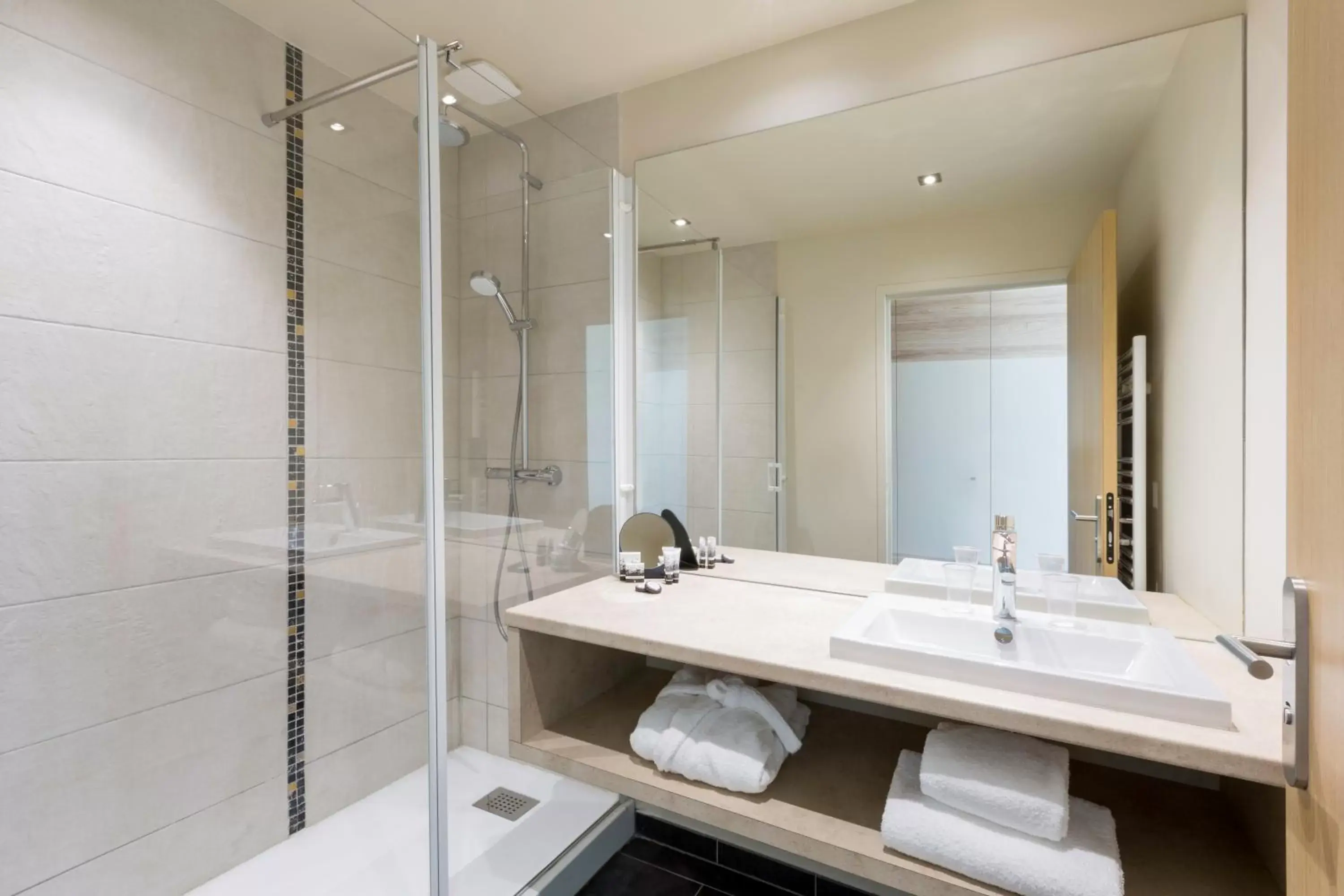 Shower, Bathroom in Best Western Plus Hôtel Escapade Senlis