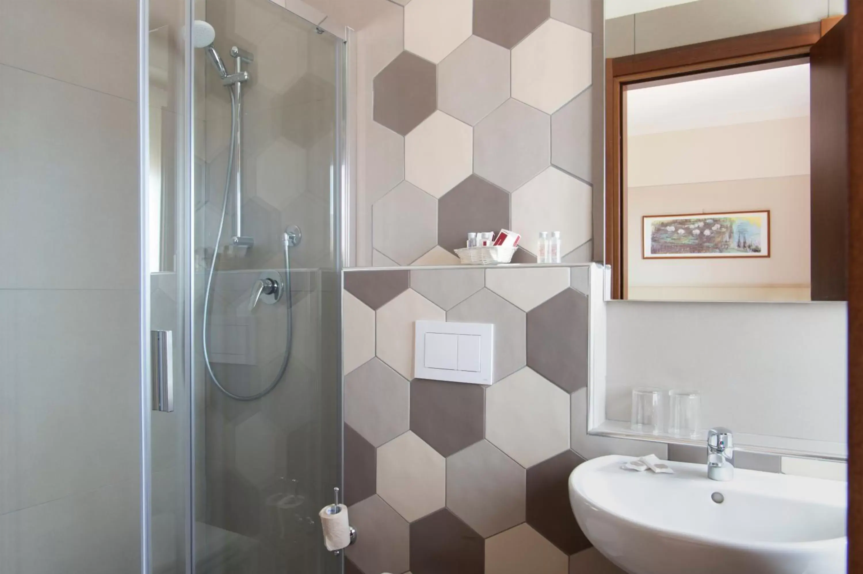 Shower, Bathroom in Hotel Ariston & Spa