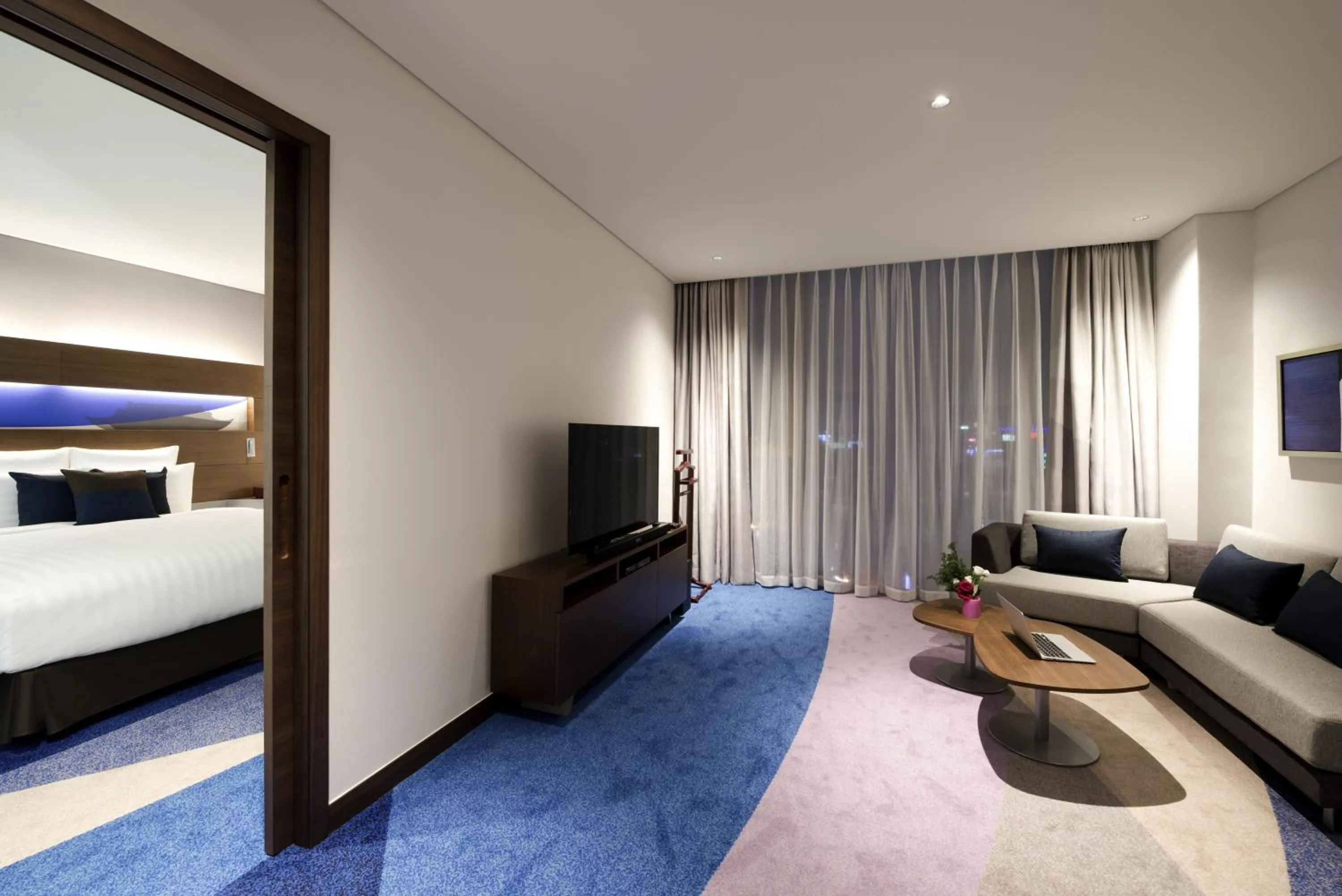 Living room, Bed in Novotel Ambassador Suwon