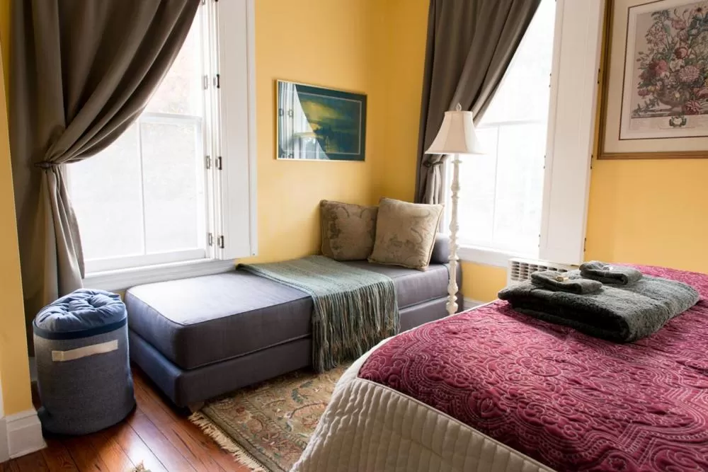 Photo of the whole room, Bed in The Fox and Owl Inn