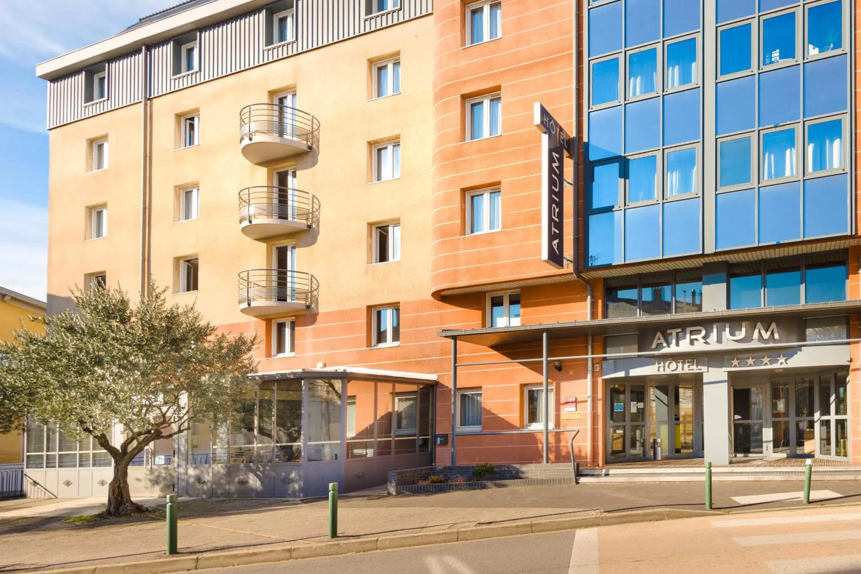 Facade/entrance, Property Building in Atrium Hôtel Valence Ville