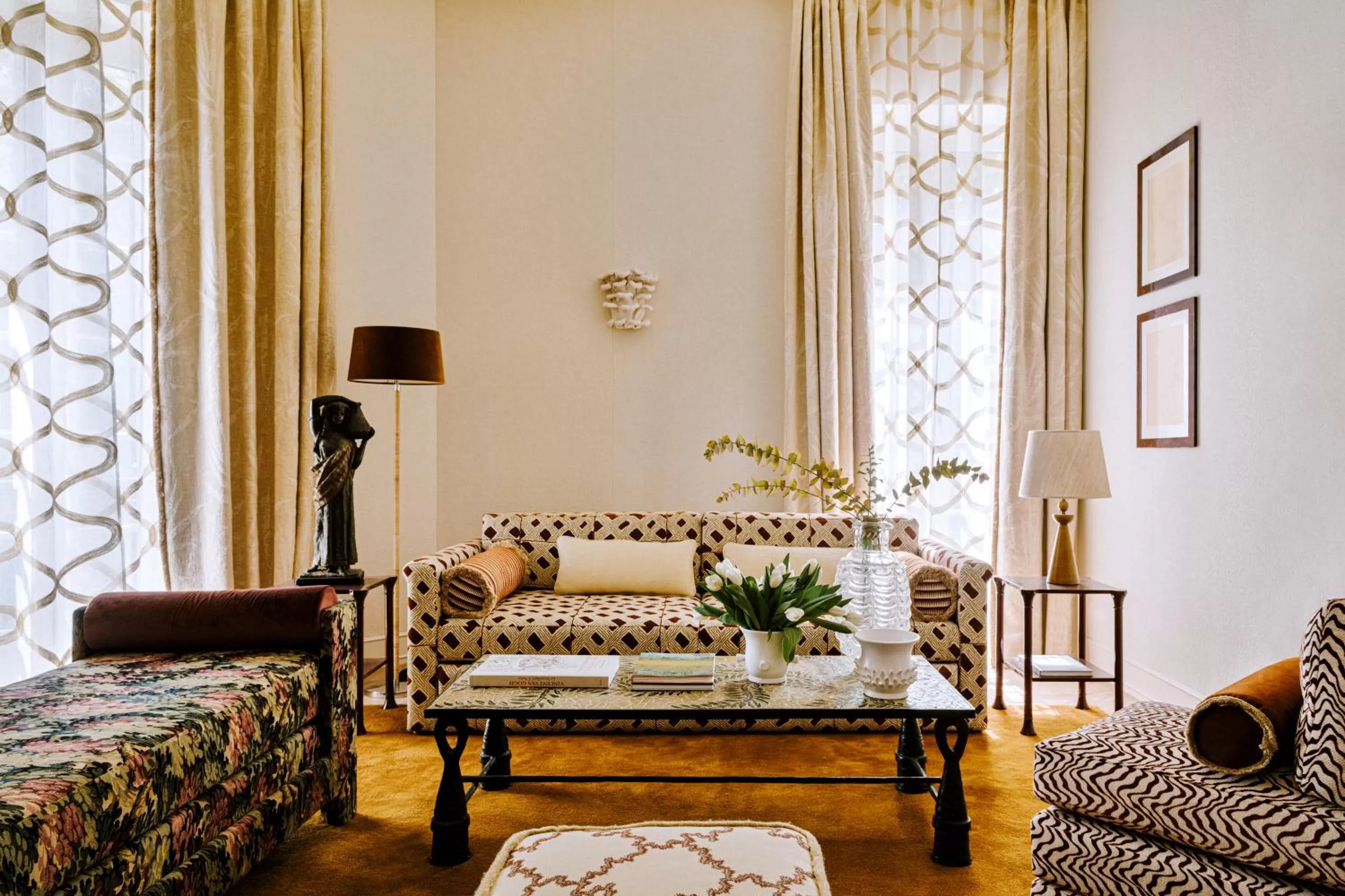 Living room, Bed in Saint James Paris