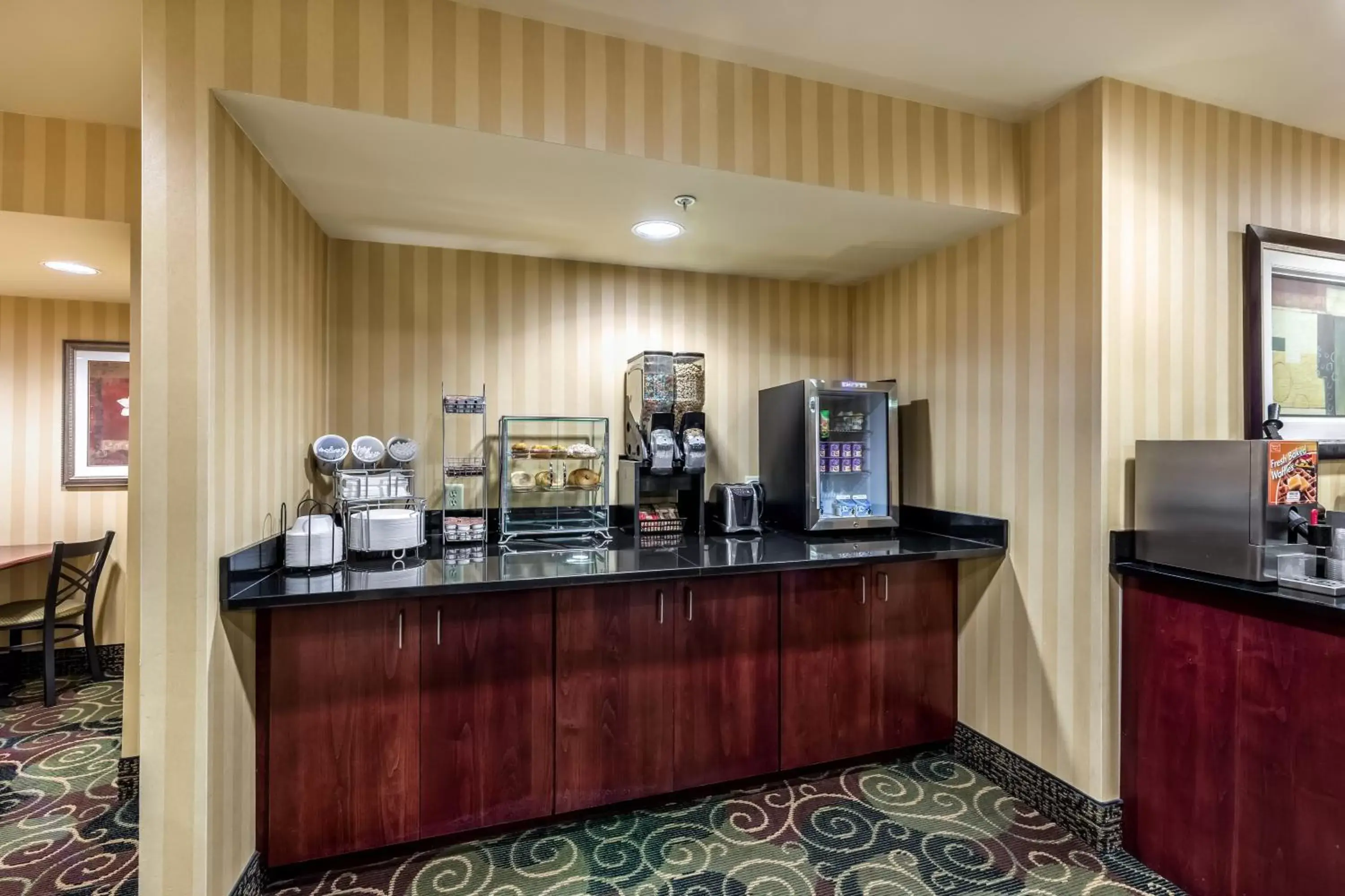Food and drinks in Cobblestone Inn & Suites - Vinton, IA Food and drinks in Cobblestone Inn & Suites - Vinton, IA