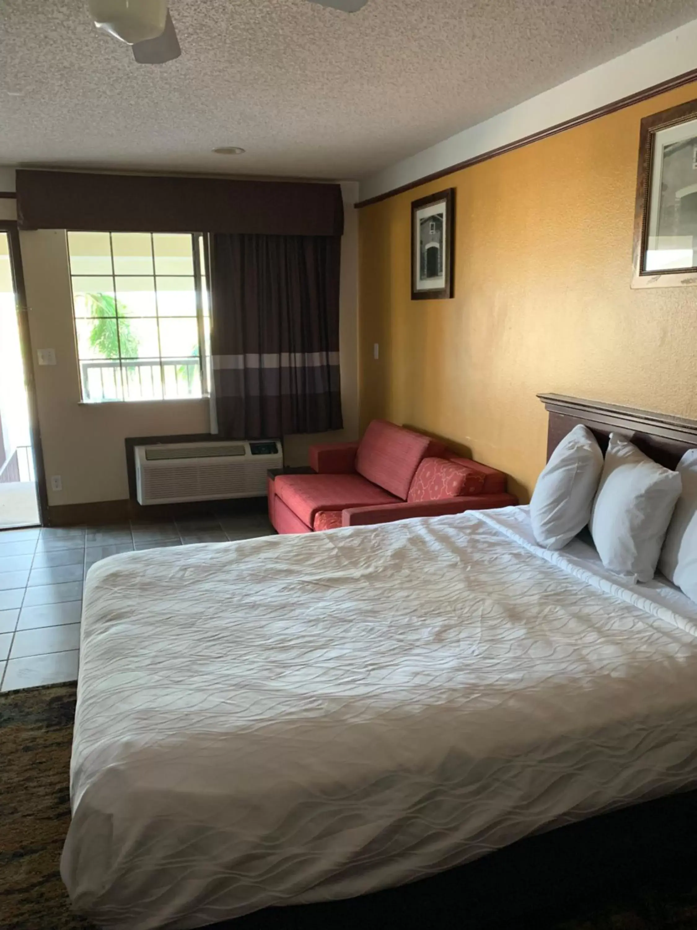 Bed in Deluxe Inn and Suites