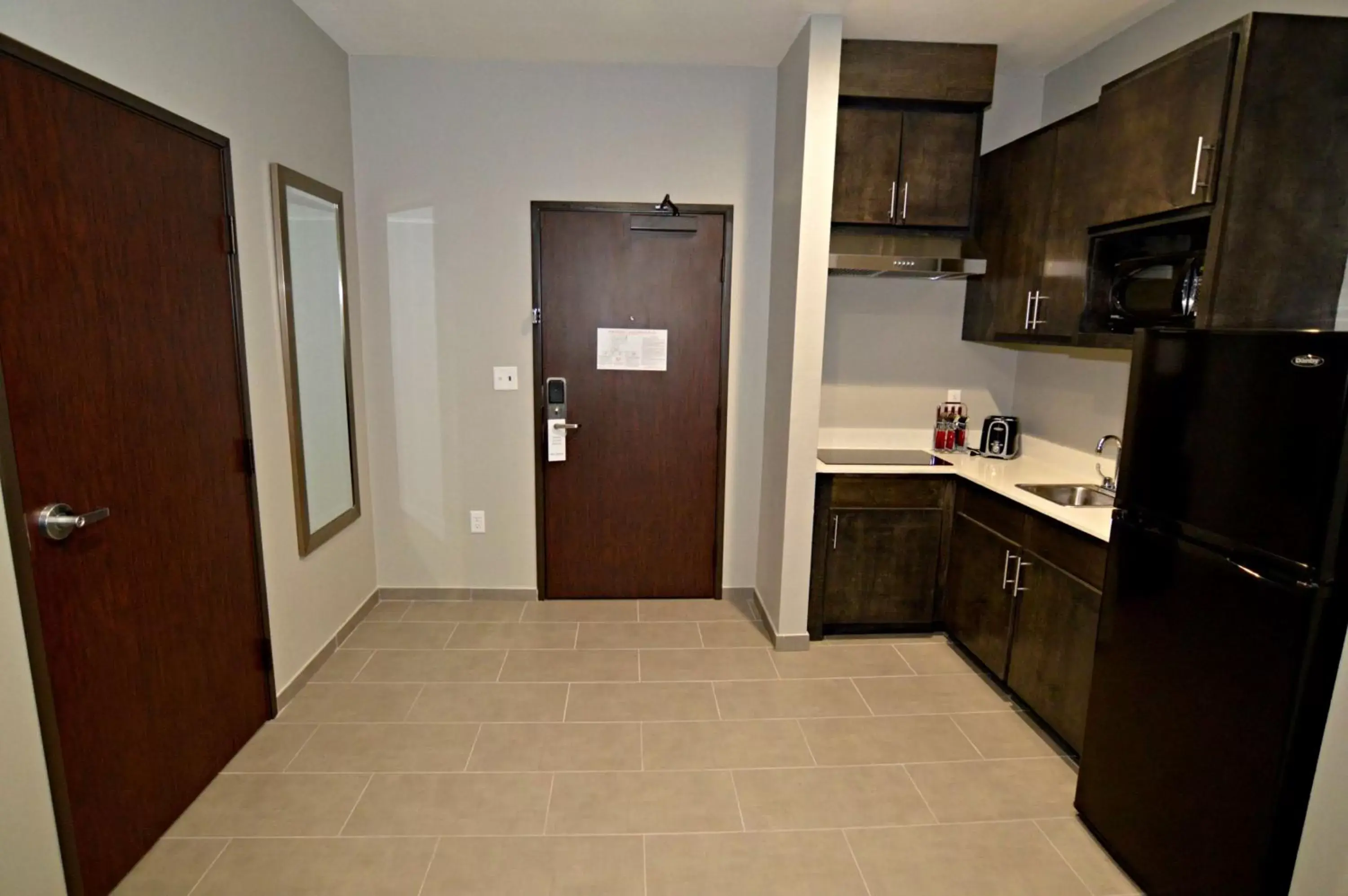 Photo of the whole room, Kitchen/Kitchenette in Best Western Plus Waller Hotel