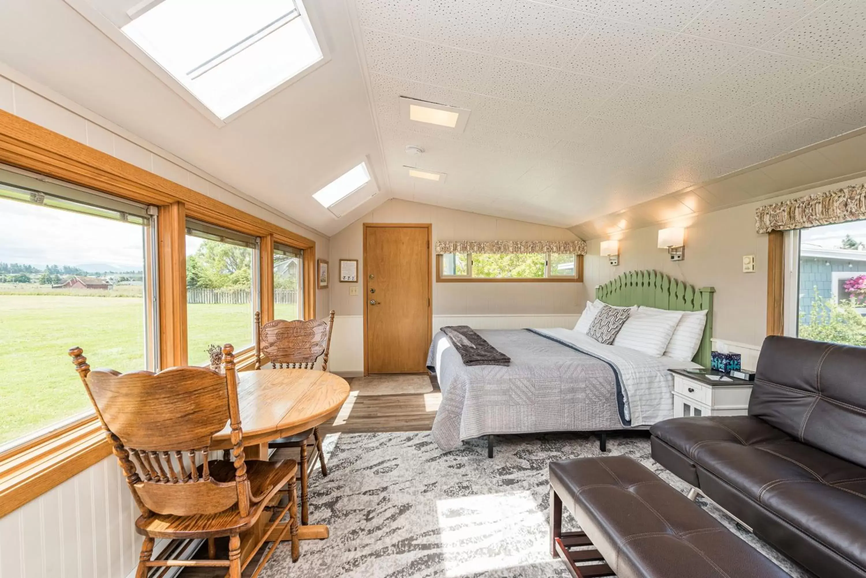 Living room in Juan de Fuca Cottages