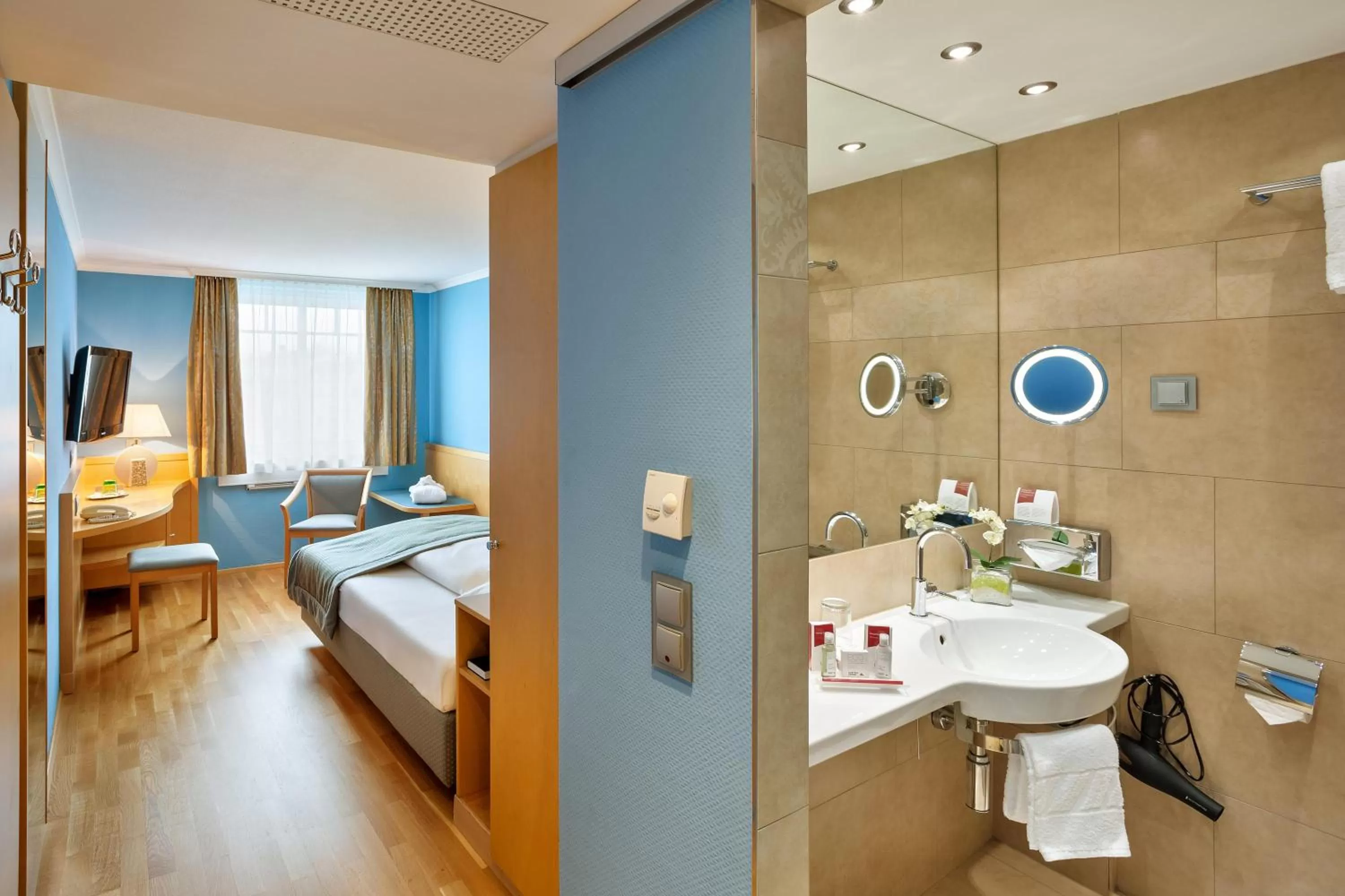 Bathroom, Bed in Austria Trend Hotel Ananas Wien