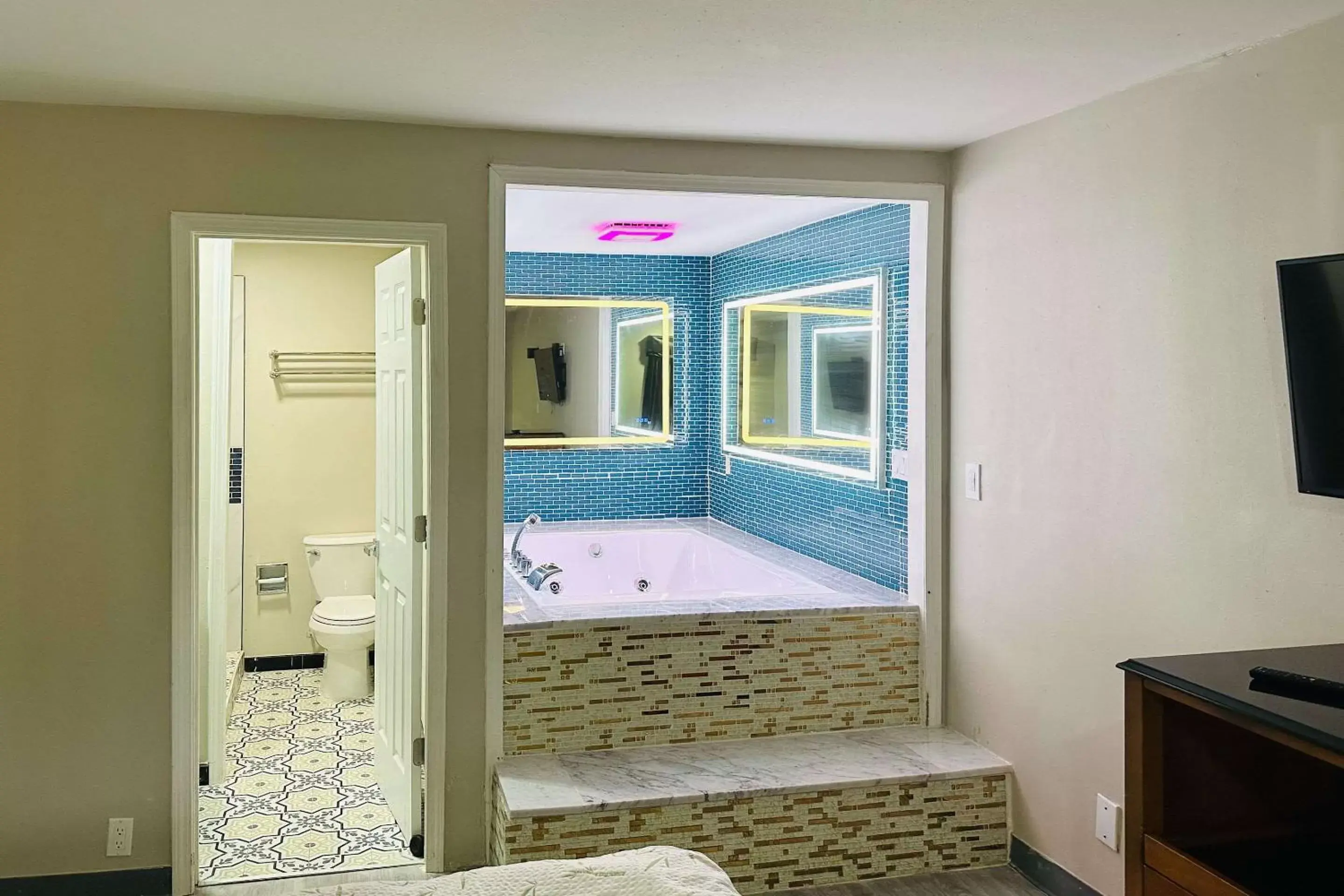 Bedroom, Bathroom in Econo Lodge