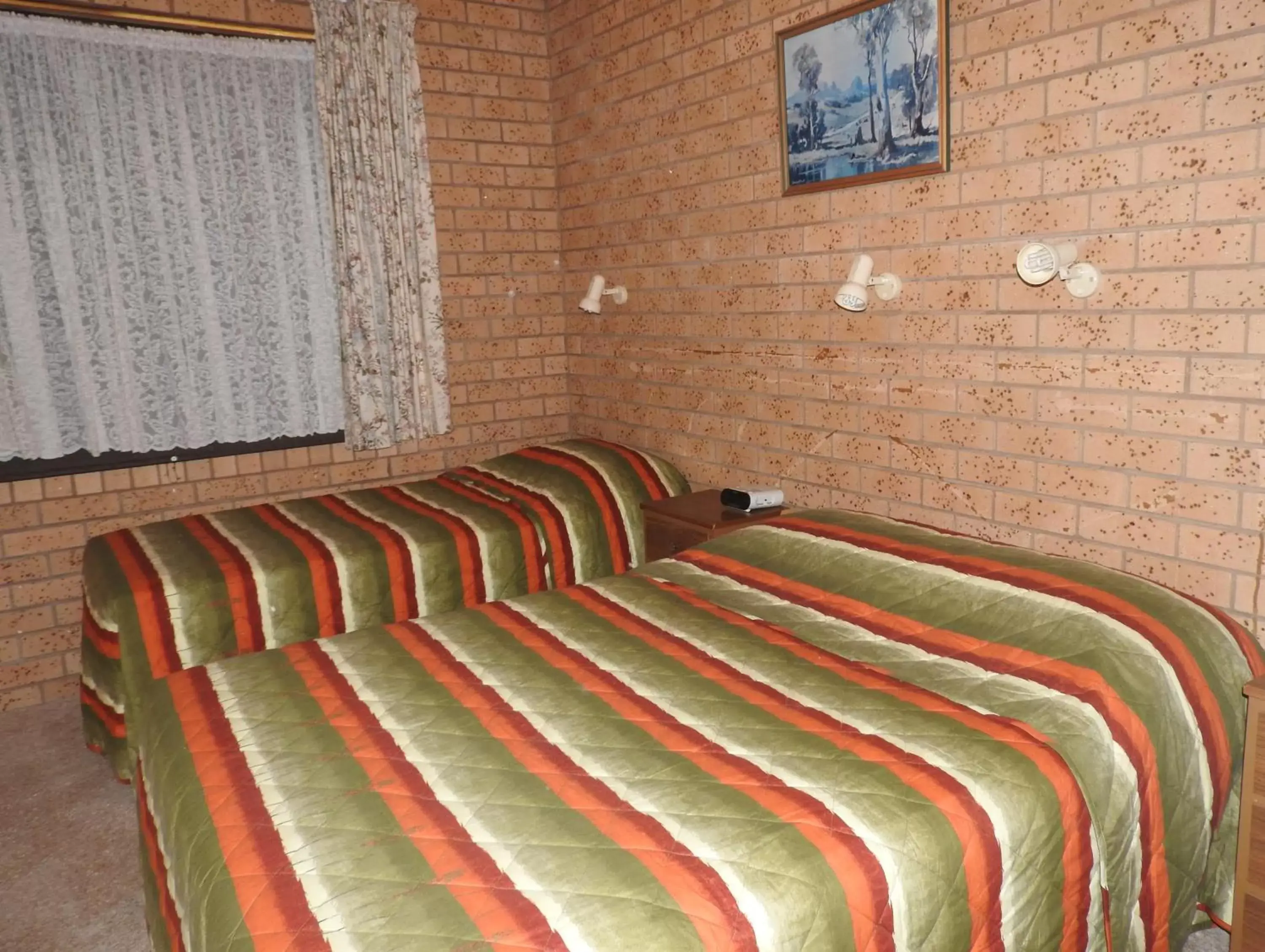 Bedroom, Bed in Lone Pine Motel