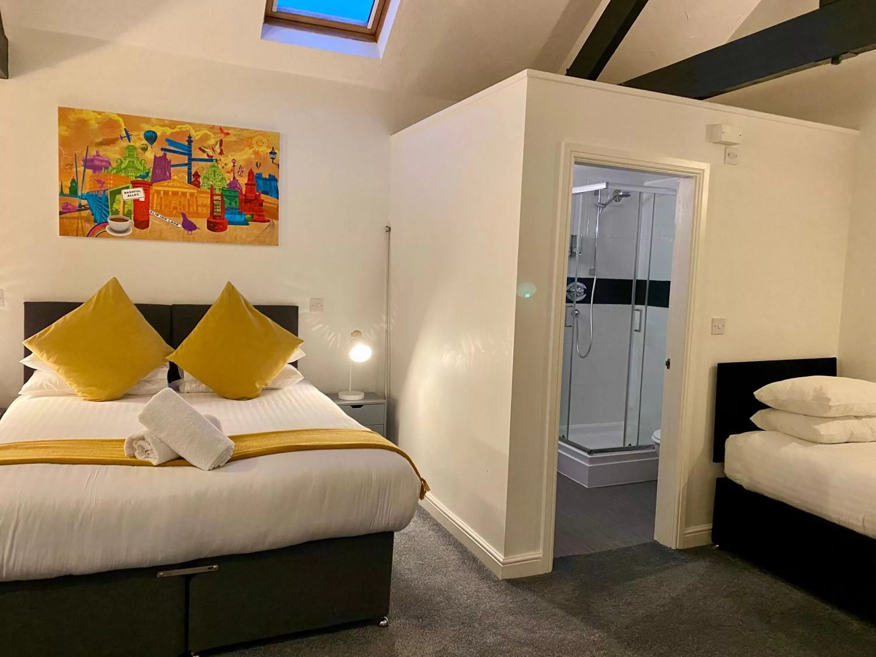 Photo of the whole room, Bed in Crows Hotel