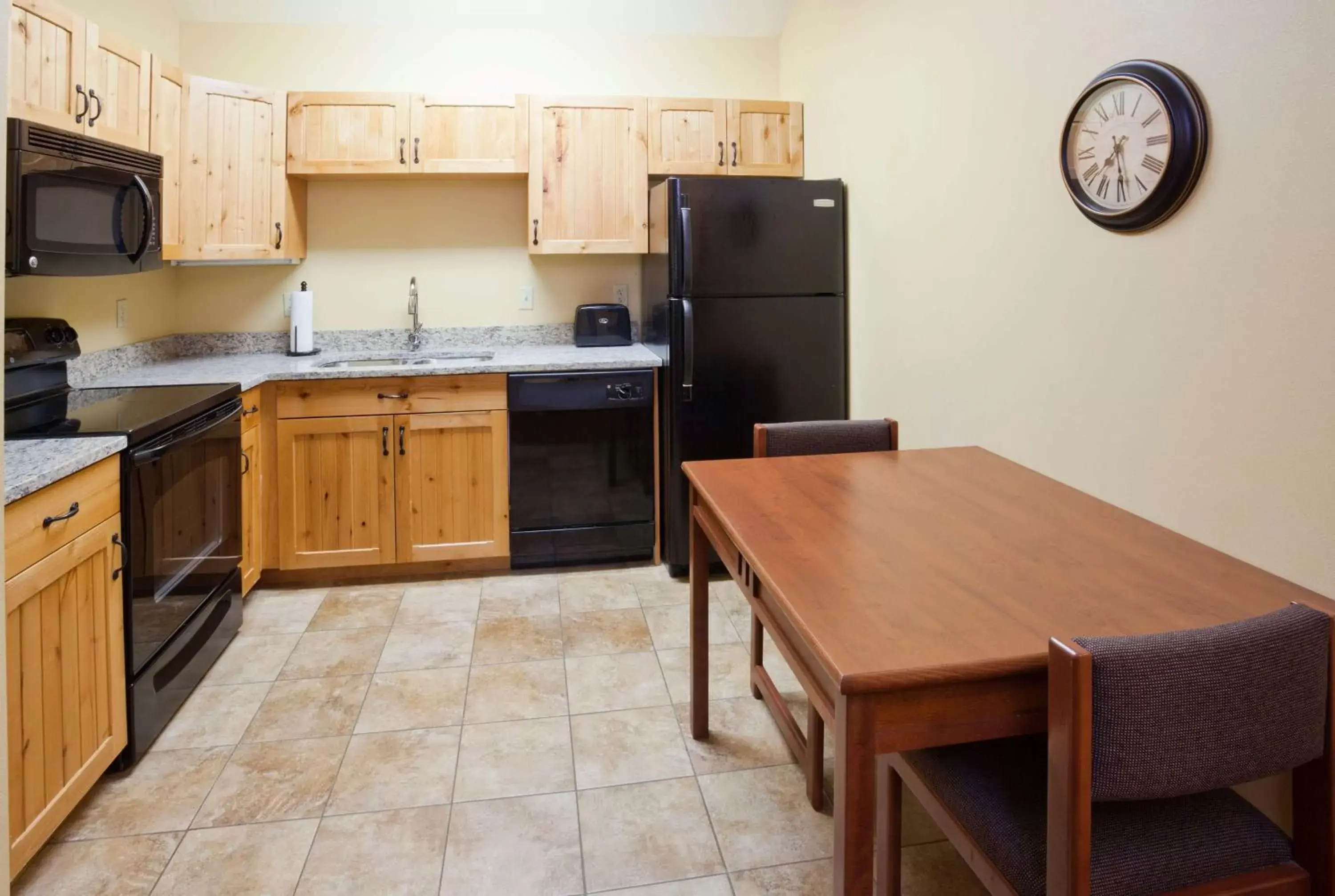Photo of the whole room, Kitchen/Kitchenette in AmericInn by Wyndham Fargo Medical Center