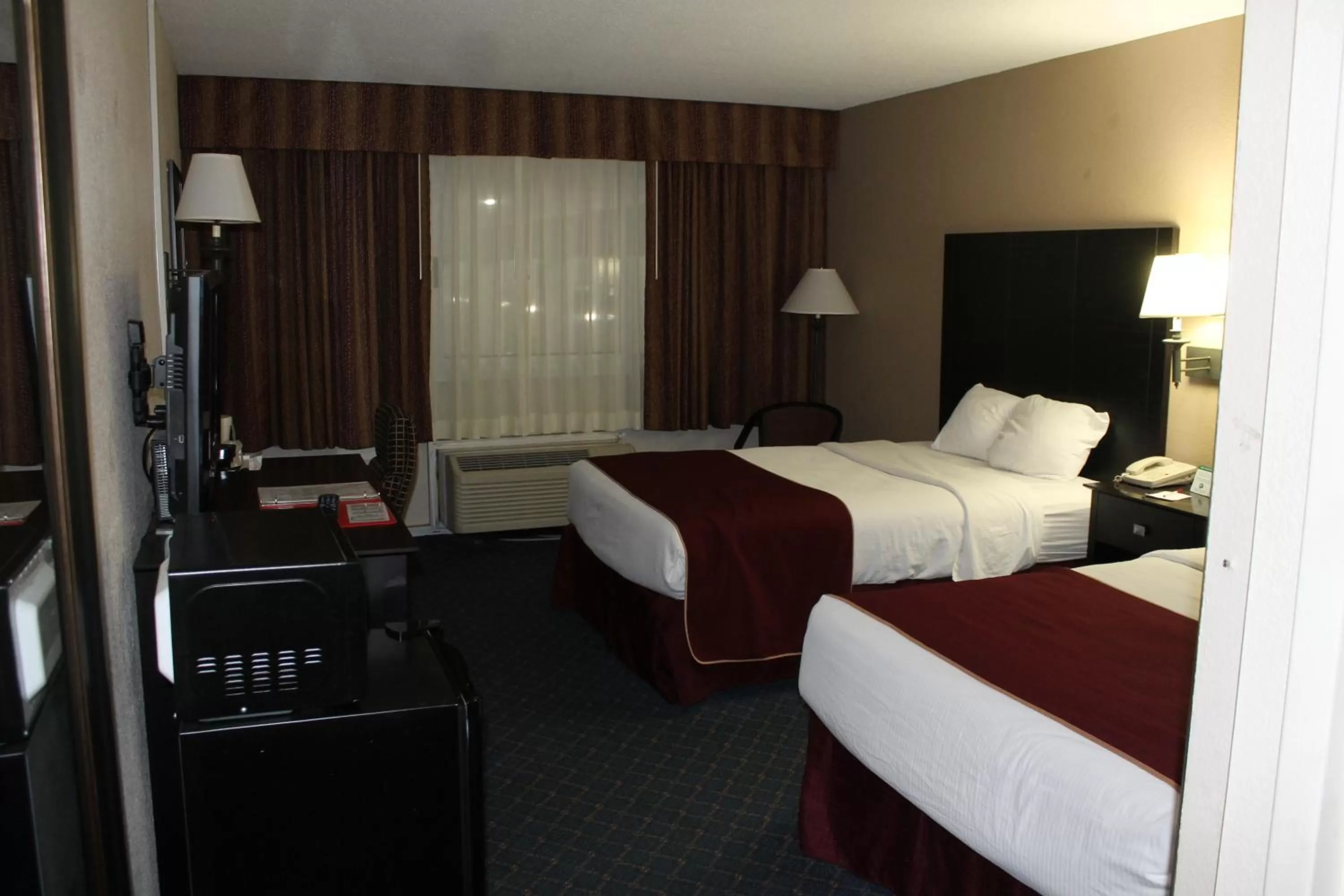 Bed in Ramada by Wyndham Grayling Hotel & Conference Center