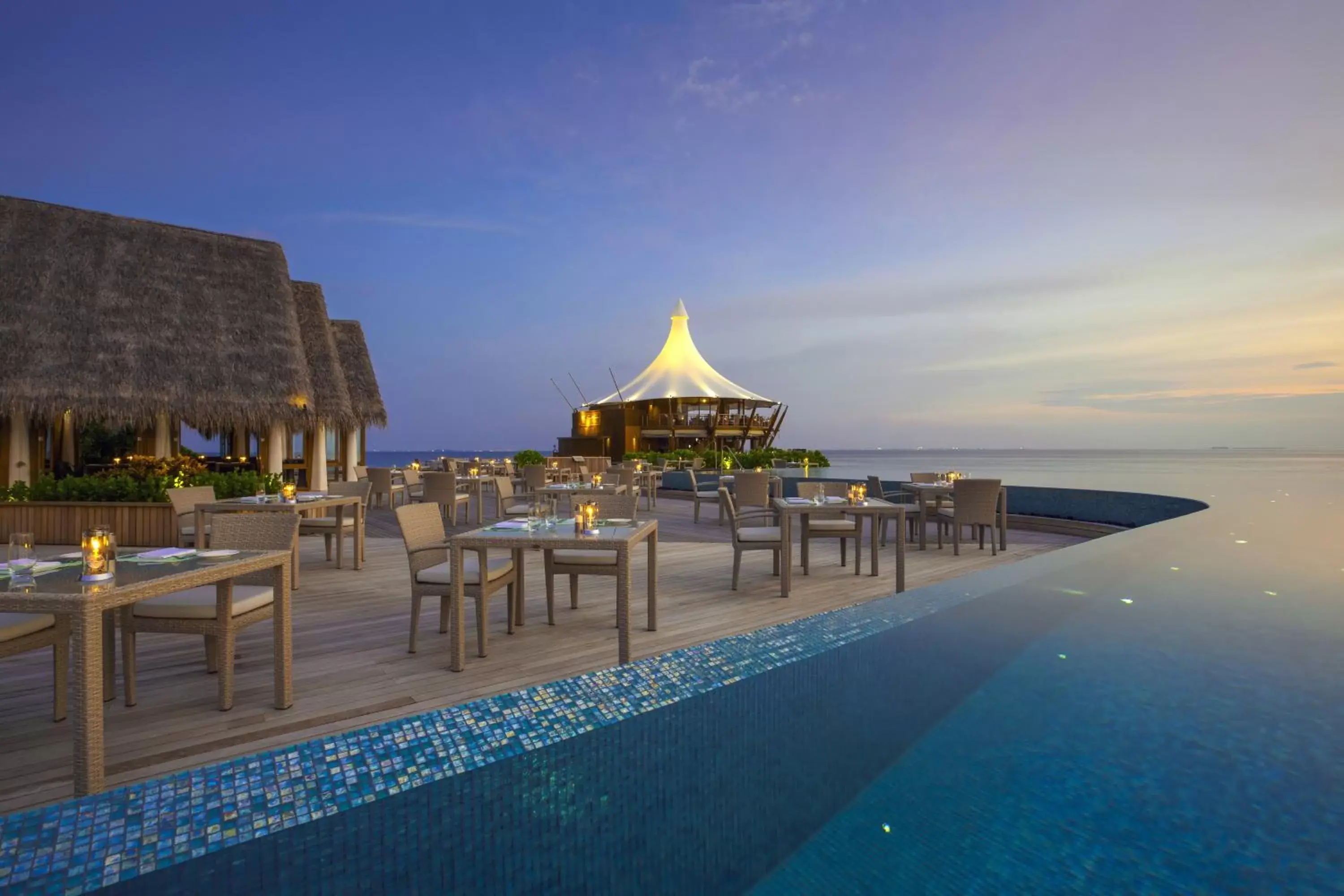 Restaurant/places to eat, Swimming Pool in Baros Maldives