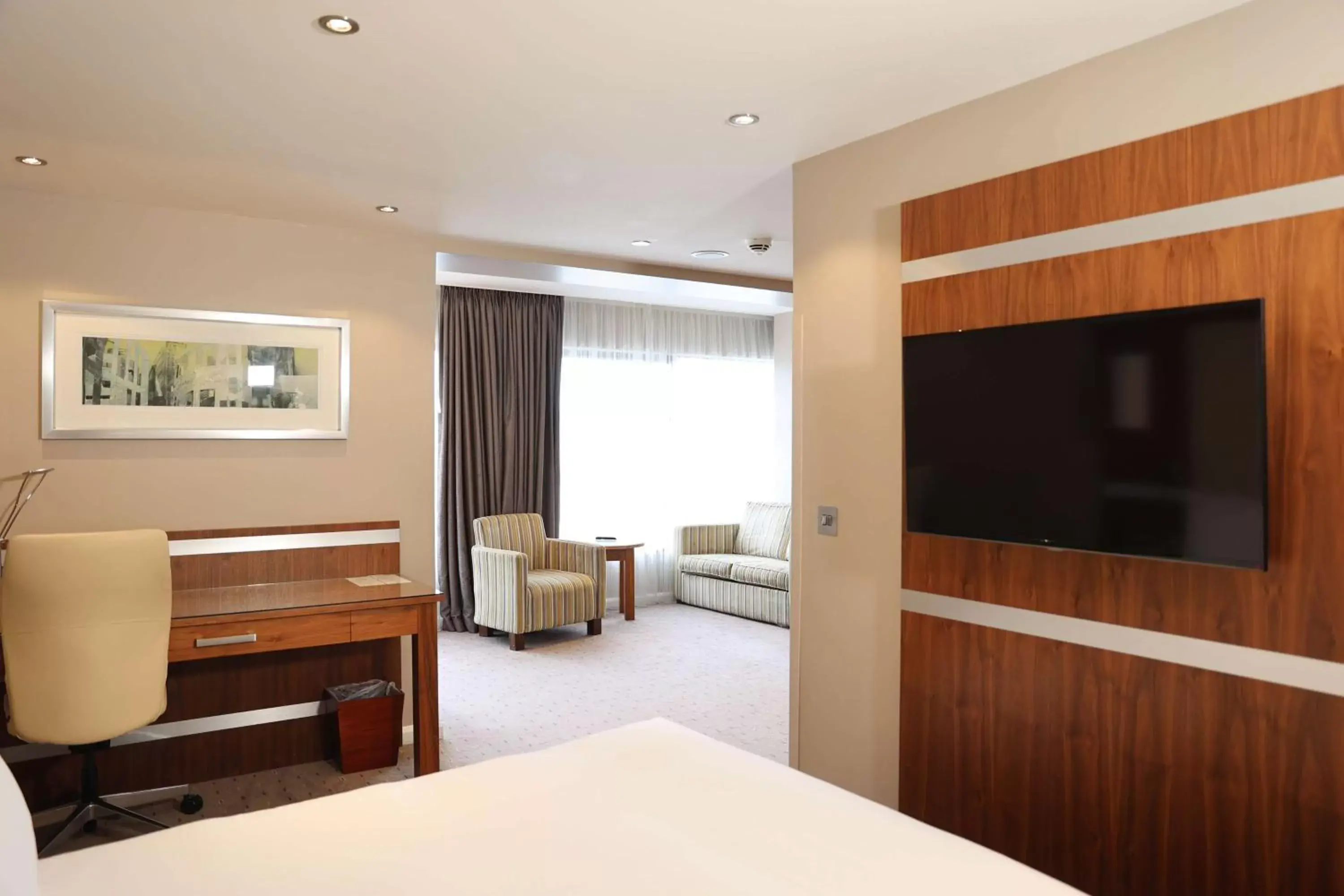 Living room, TV/Entertainment Center in DoubleTree By Hilton Milton Keynes