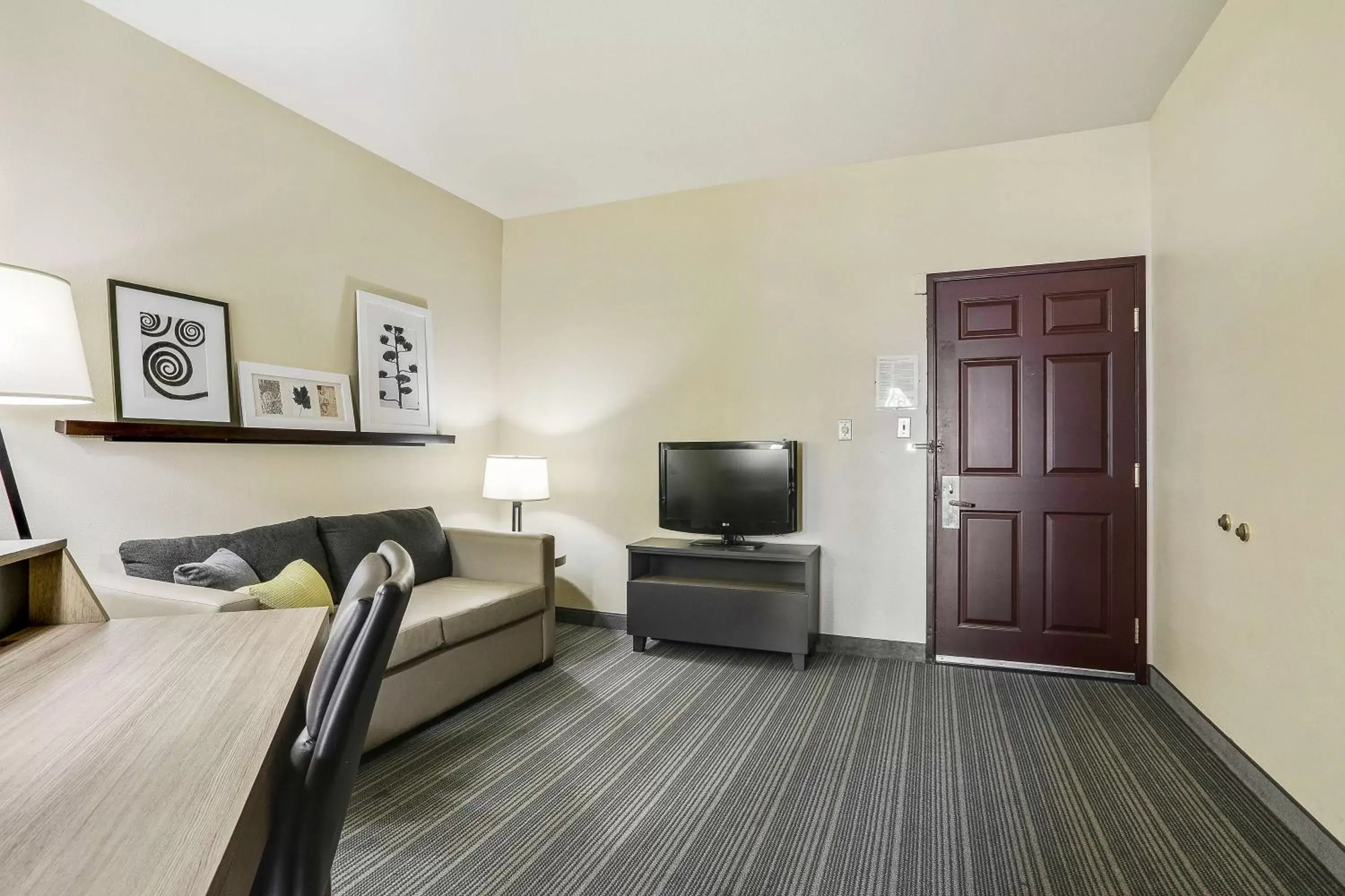 Photo of the whole room, TV/Entertainment Center in Country Inn & Suites by Radisson, Green Bay, WI
