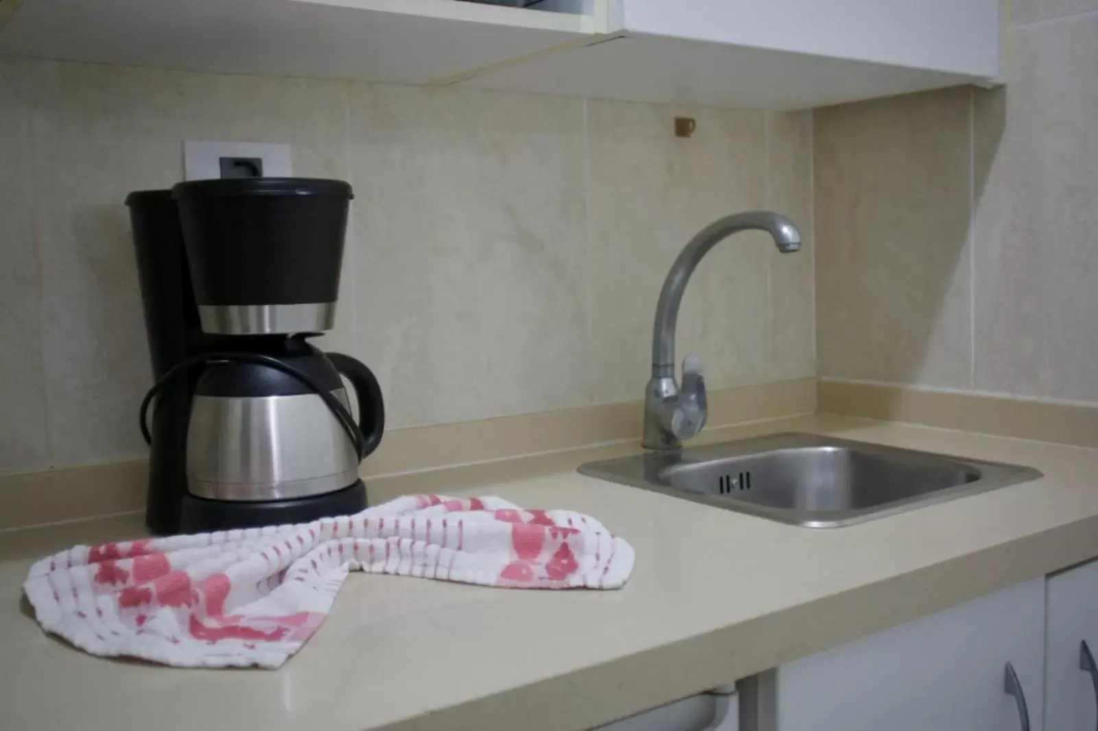 Coffee/tea facilities, Kitchen/Kitchenette in Hotel Tropical