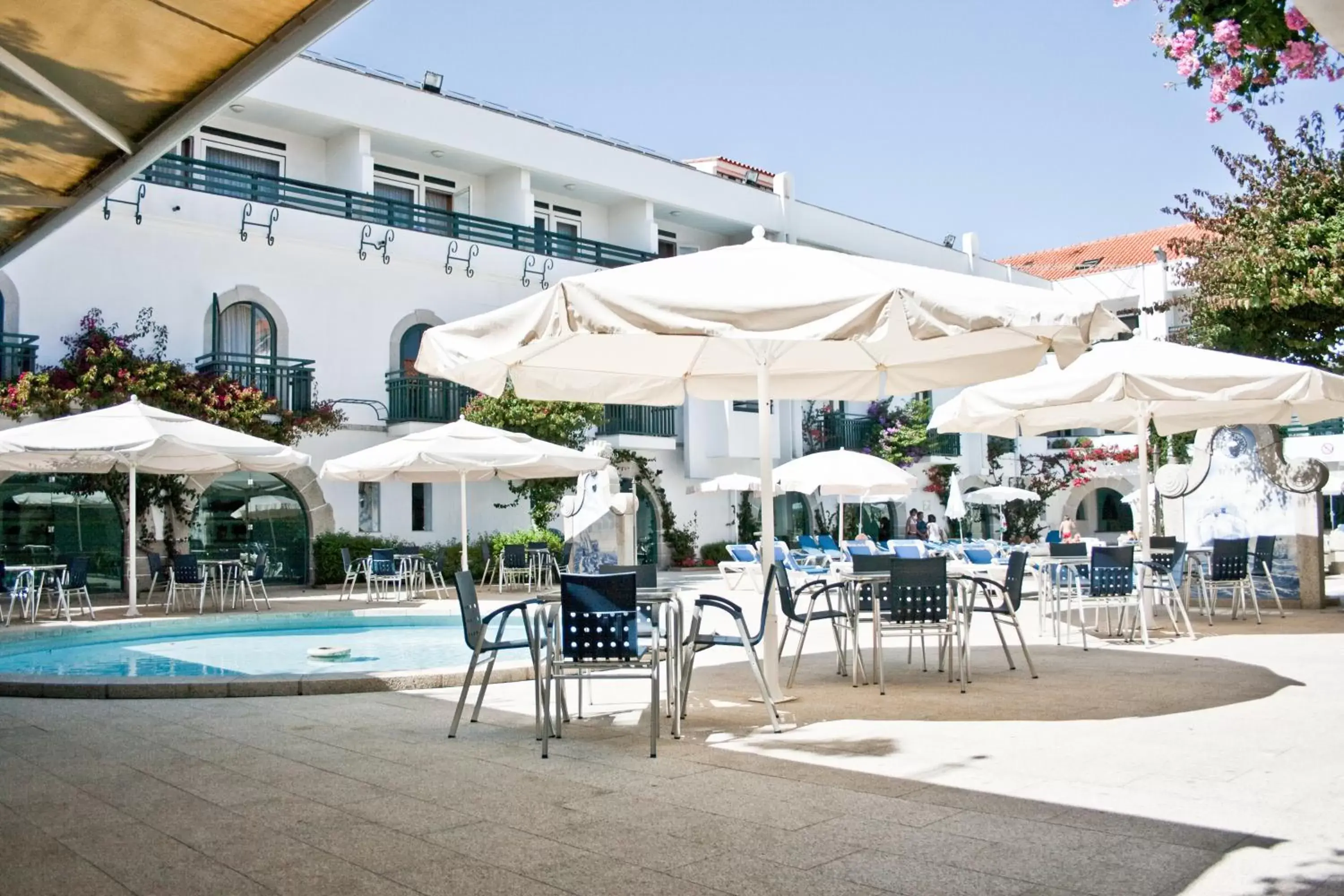 Balcony/Terrace, Swimming Pool in Hotel Suave Mar