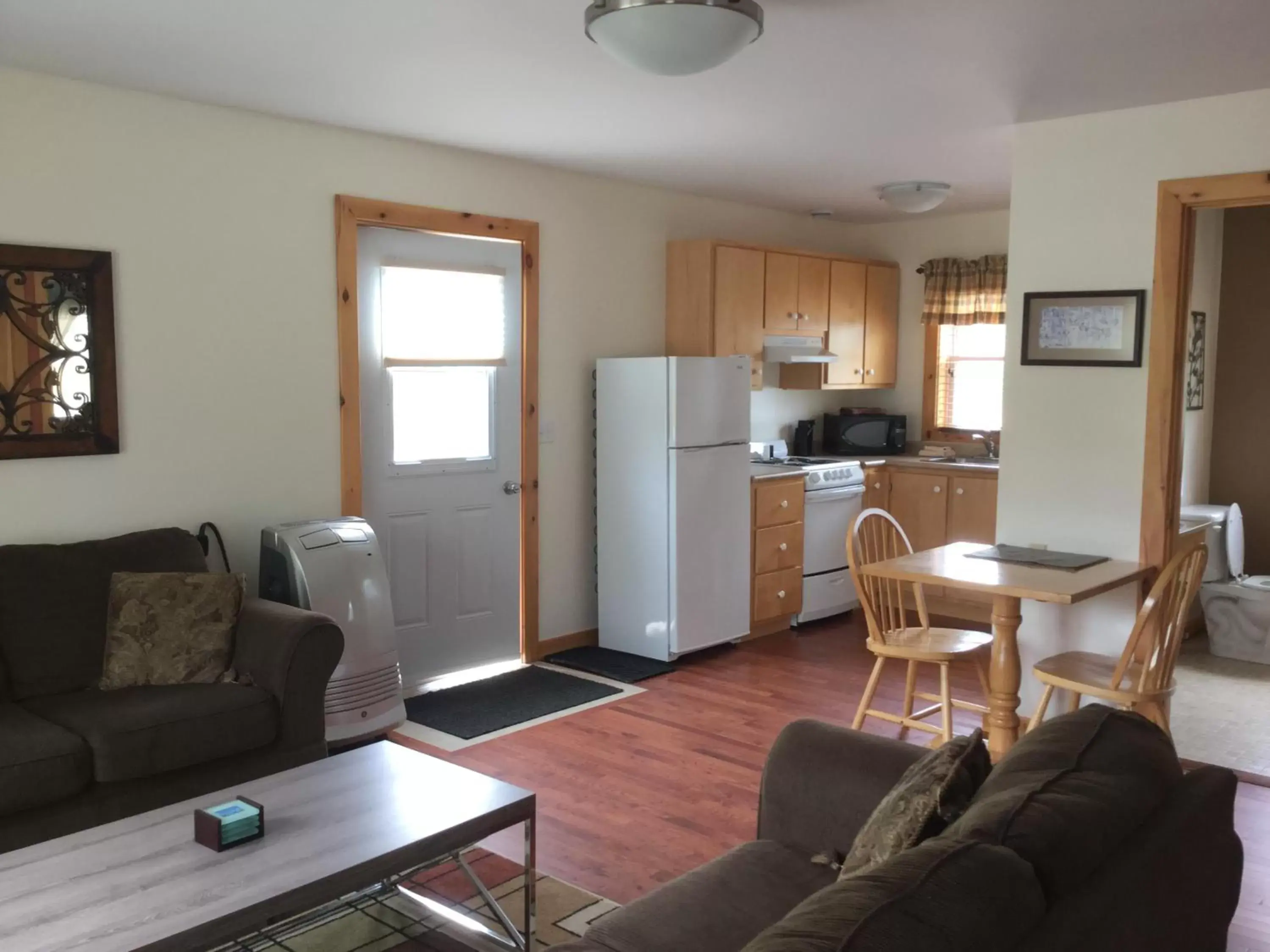 Living room, Kitchen/Kitchenette in Mackenzie Motel & Cottages