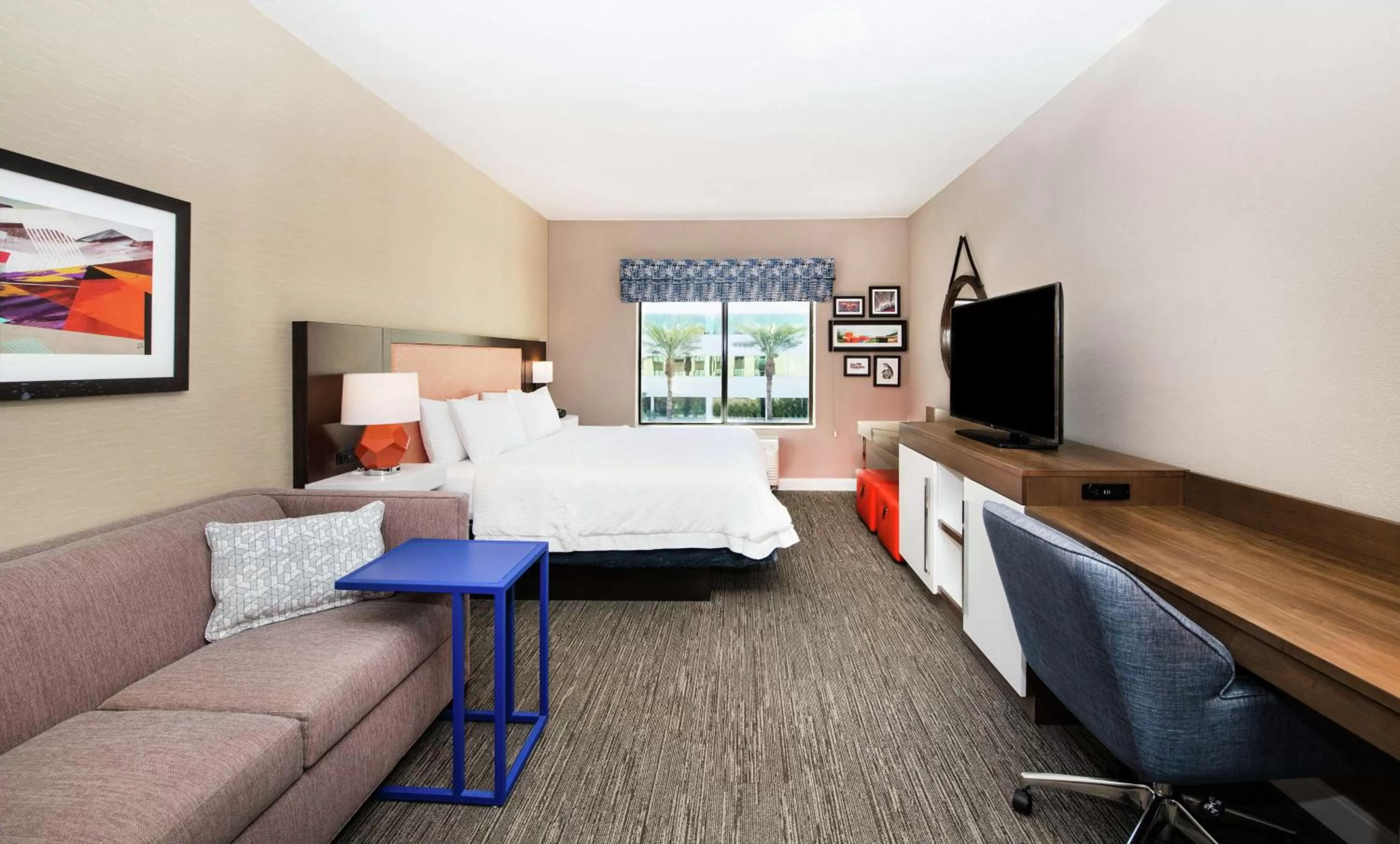 Bedroom, Bed in Hampton Inn Phoenix Airport North