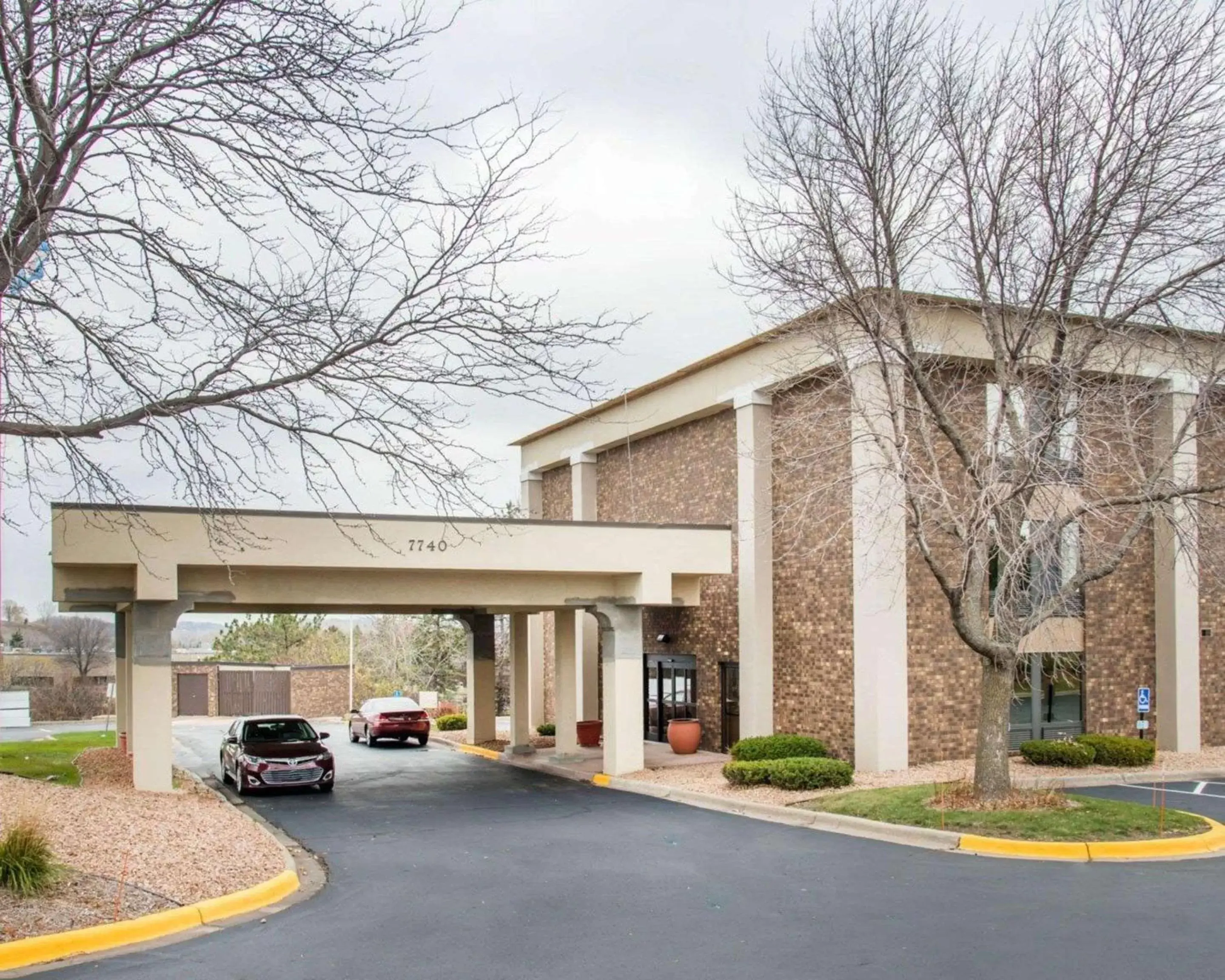 Property Building in Eden Prairie Hotel