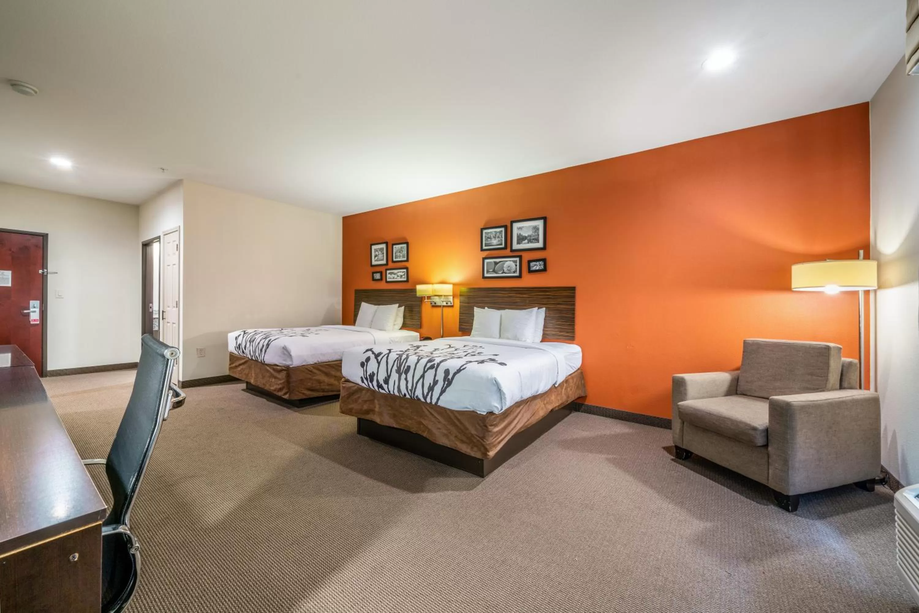 Photo of the whole room, Bed in Restwell Inn & Suites I-45 North