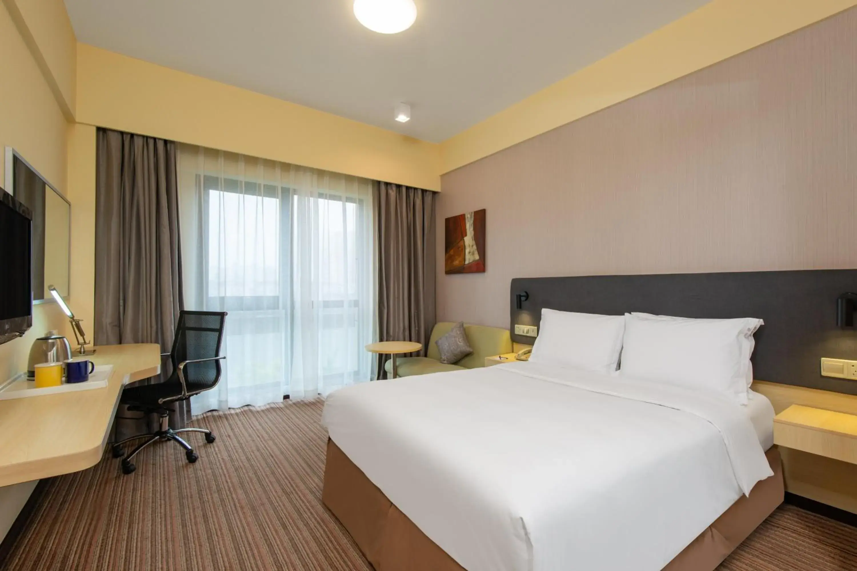 Photo of the whole room, Bed in Holiday Inn Express Shanghai Putuo, an IHG Hotel