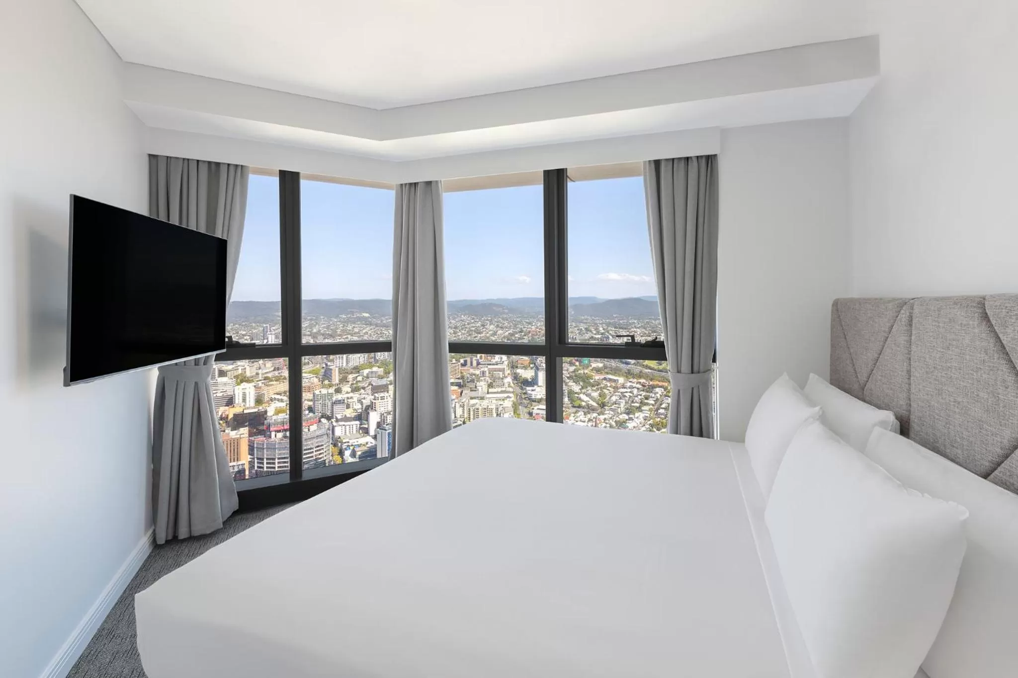 Bed in Meriton Suites Adelaide Street, Brisbane