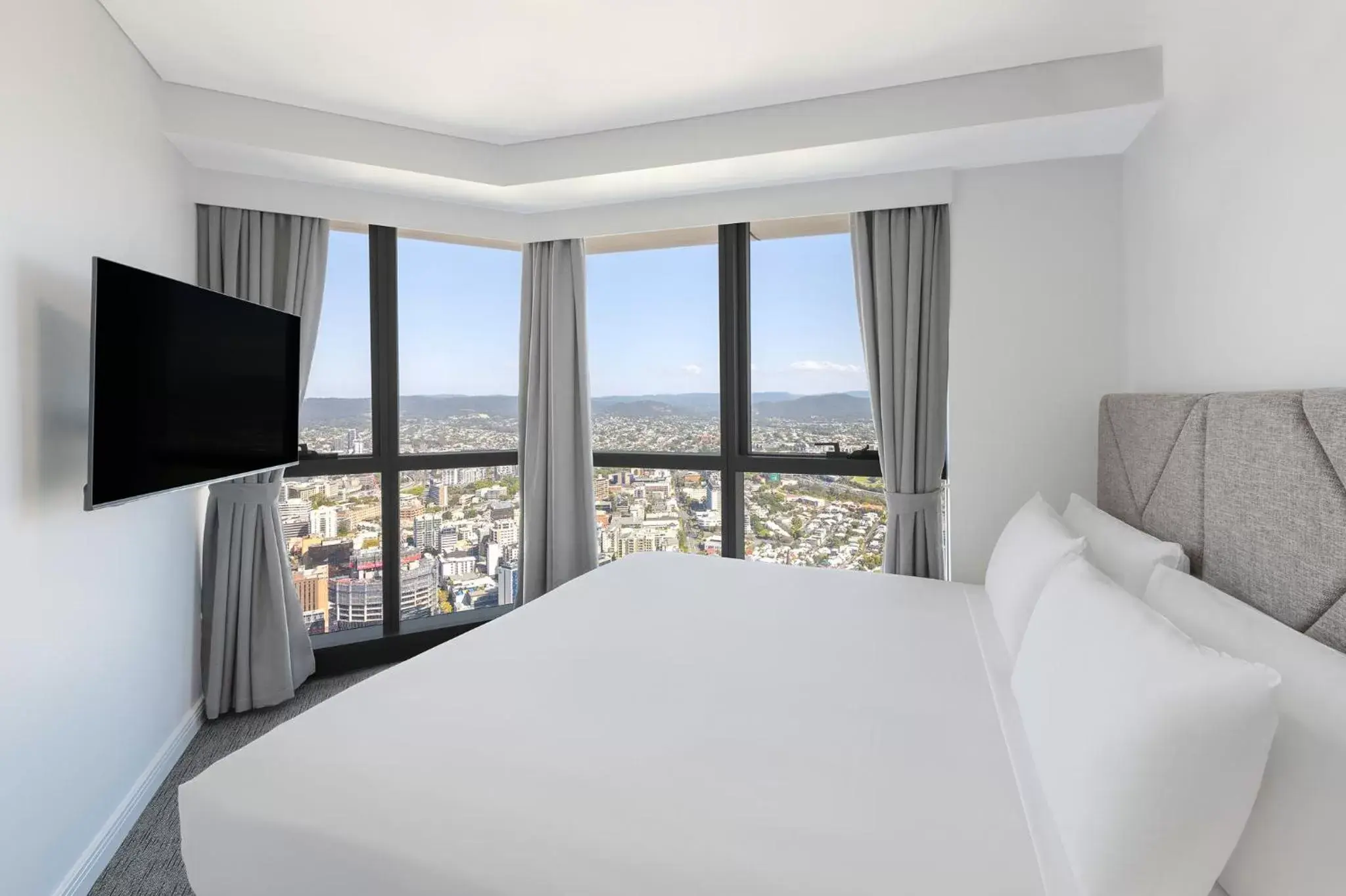 Bed, Mountain View in Meriton Suites Adelaide Street, Brisbane