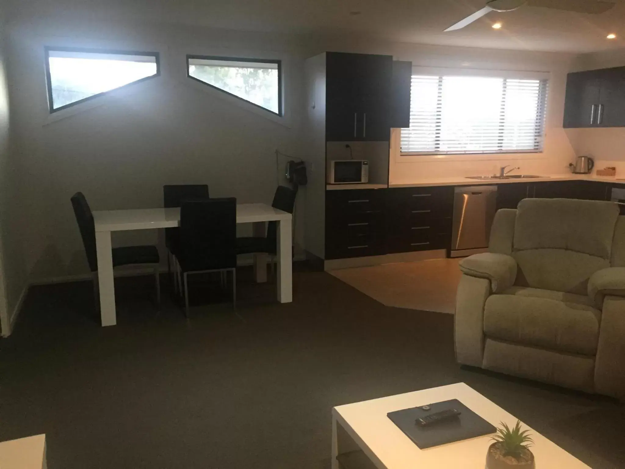 Living room, Seating Area in Macquarie Barracks Motor Inn