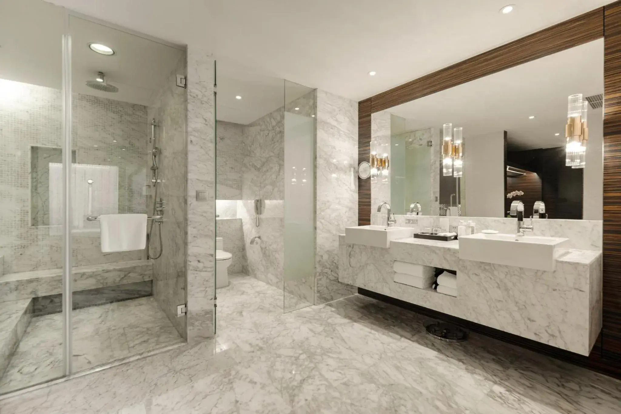 Photo of the whole room, Bathroom in Holiday Inn Shanghai Hongqiao West, an IHG Hotel