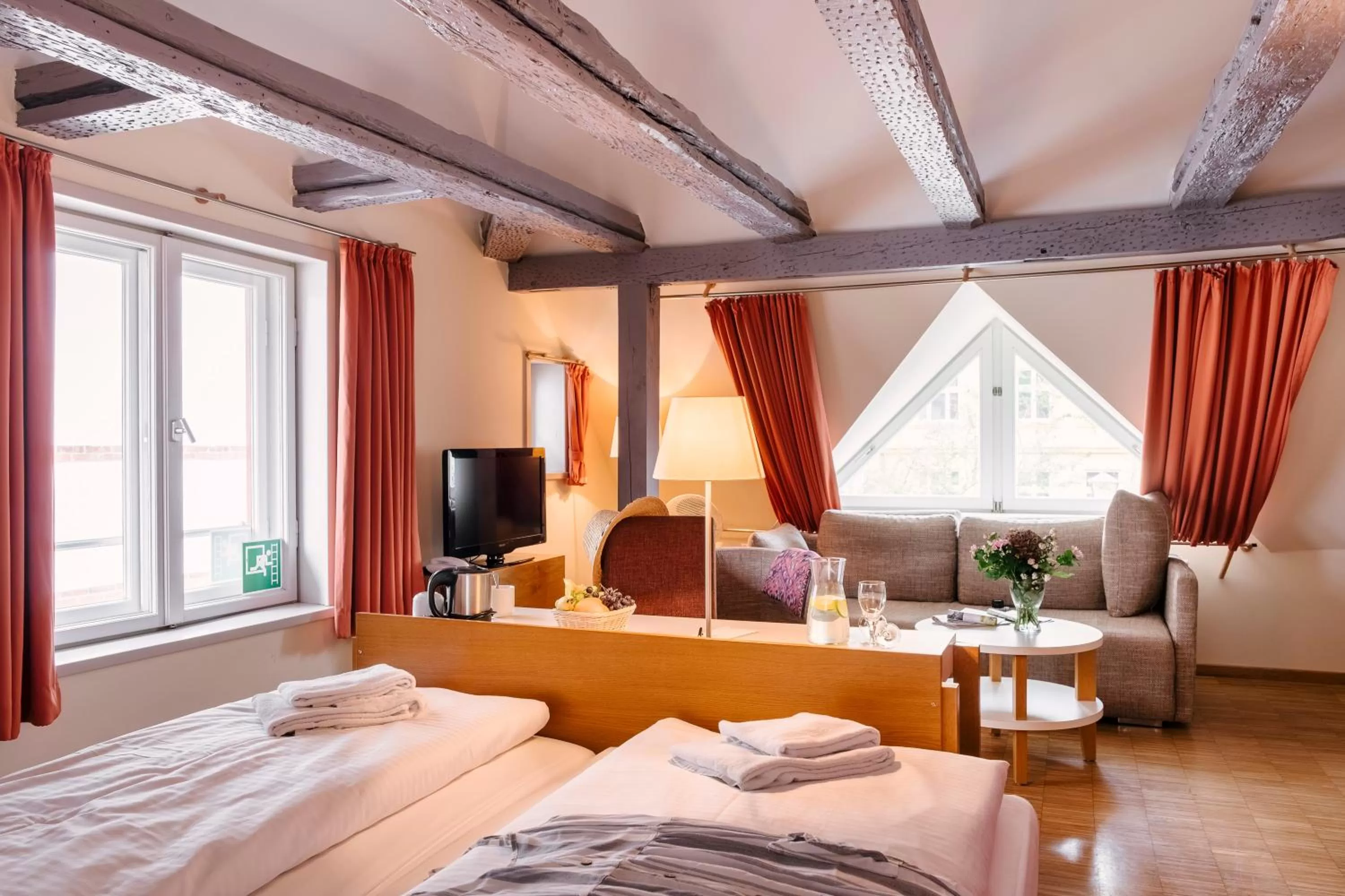 Living room, Bed in Hotel am Jungfernstieg